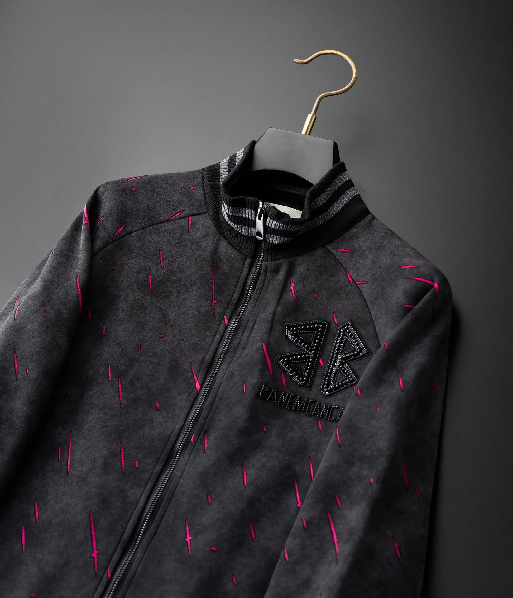 🅿️620 [BALENCIAGA] Hot-selling suit is coming. Focus on the original version of the official website. 2025 new hot-selling cardigan sweater suit. The original order is the best product. 🇭🇰The meticulous work of top designers is dedicated to a fitting and perfect upper body effect. All-natural high-quality Tencel Roman cotton 100%, close-fitting comfort, noble and elegant! Original hardware embodies elegance and nobility! Counter size: M-4XL (up to 190 pounds)