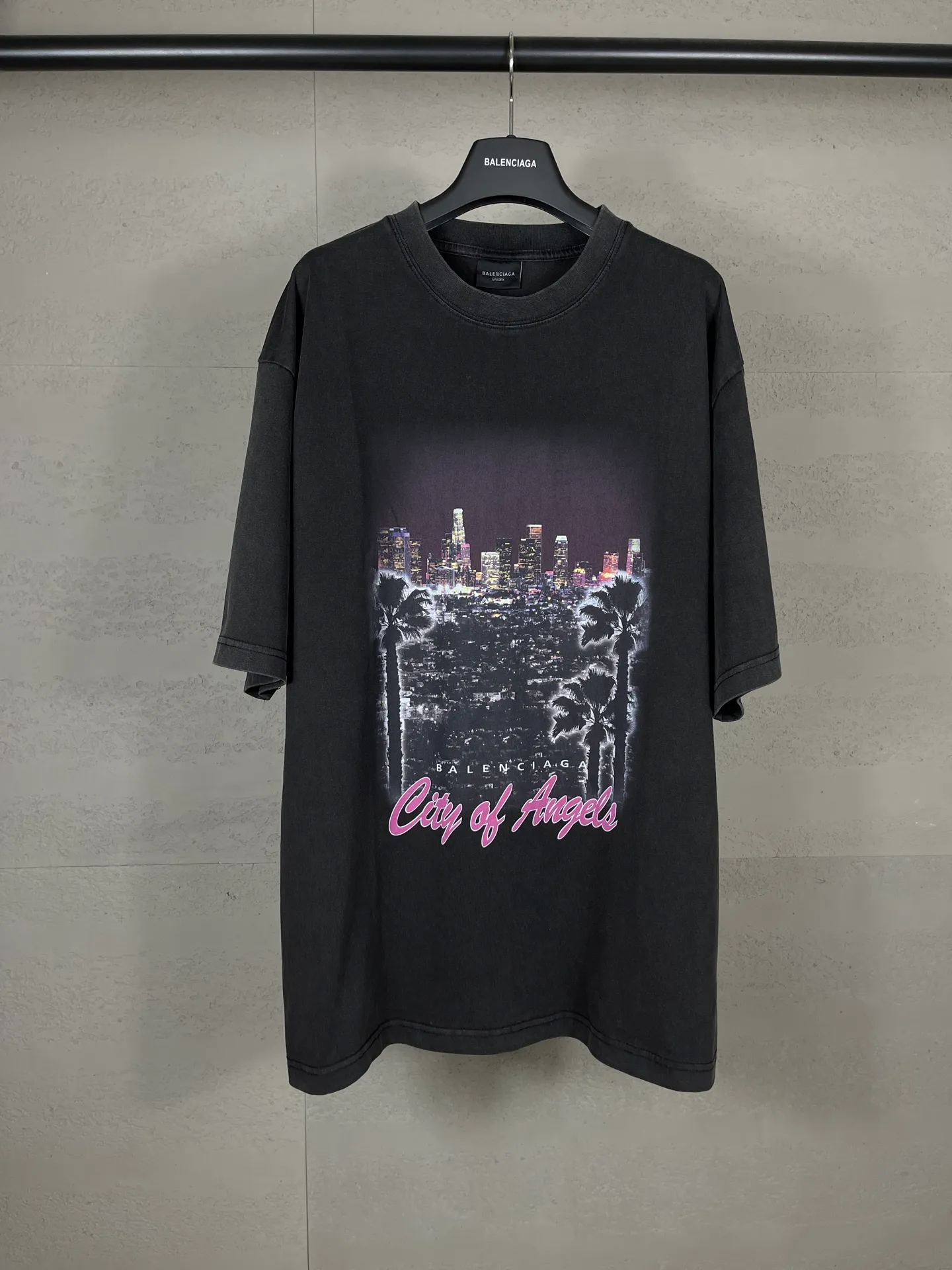 🅿️186 real photos [Top version. Official website quality] BALENCI*GA/25 new model. Garment-washed short-sleeved T-shirt with Los Angeles night scene direct-printed print on the front #SS25 latest style. Research and development at the first time, different market currencies. Comparisons welcome. The fabric is made of Paris ZP custom-woven and dyed cotton double yarn. Weighing 260 grams, the cloth surface is clean. The cloth pattern is clear, soft and comfortable. The threads are dyed with no color difference. Printing adopts computer direct printing. Garments are washed and aged. Jubie market currency. Welcome to compare. The version adopts OS loose shoulder design. Same style for men and women. Code: BL253698 Color: washed black, apricot Size: XS S M L