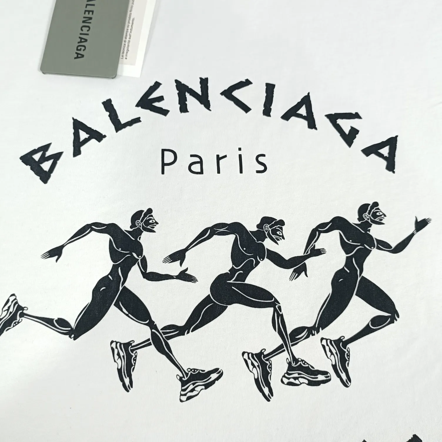 The top proven version of Balenciaga BALENCIAGA men's running sports pure cotton loose-fitting short-sleeved T-shirt for men and women couples. The threads and hems are all manually worn to ensure that the clothes are not deformed when worn by hand. This is especially reflected in the collar thread, hem opening, and cuffs. If you are not careful, these areas will be damaged and deformed, which will affect the overall style and quality of the clothes. The printing uses collar glue technology, with high printing accuracy and no tooth edges. Neat, refreshing, and clear texture. The fabric is made of 24S 260g double yarn cotton fabric, which is full of drape and has good sweat absorption and breathability. Color: black and white Size: XS-L P:250
