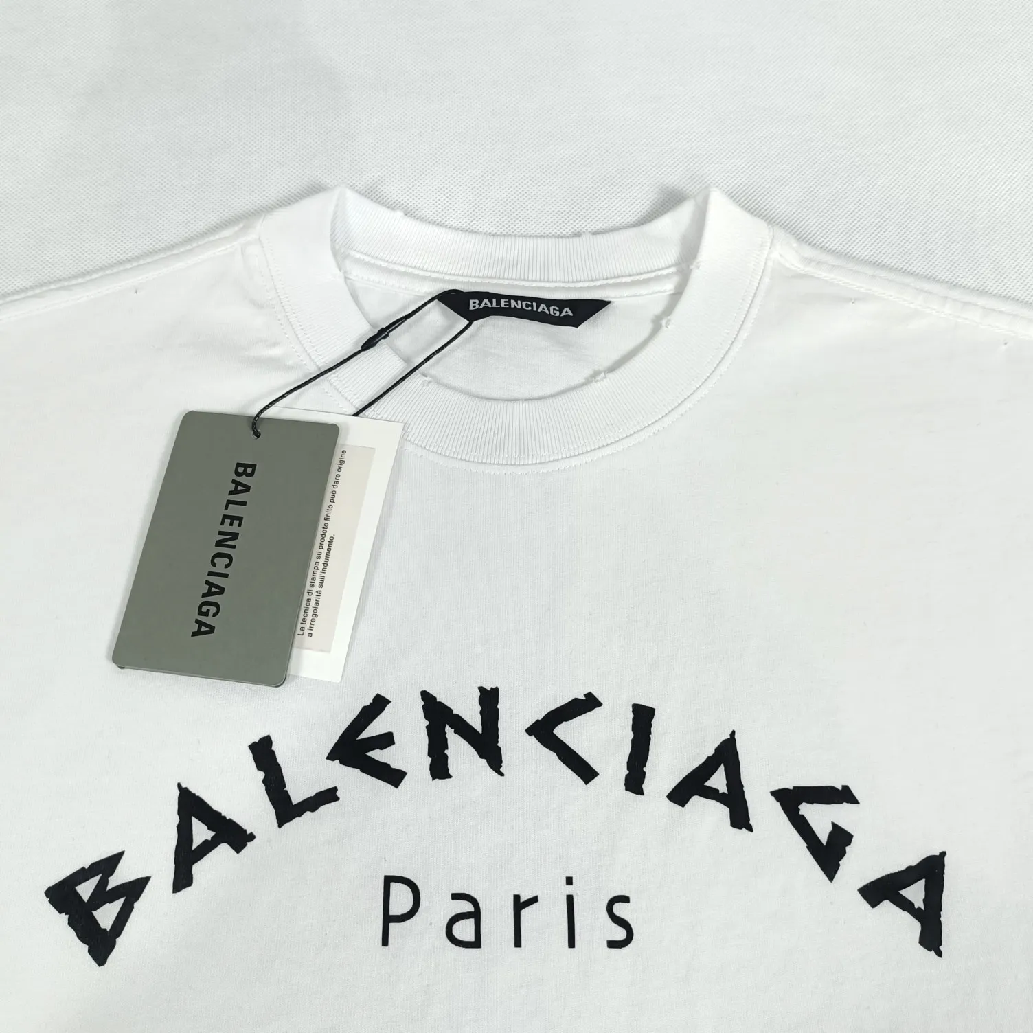 The top proven version of Balenciaga BALENCIAGA men's running sports pure cotton loose-fitting short-sleeved T-shirt for men and women couples. The threads and hems are all manually worn to ensure that the clothes are not deformed when worn by hand. This is especially reflected in the collar thread, hem opening, and cuffs. If you are not careful, these areas will be damaged and deformed, which will affect the overall style and quality of the clothes. The printing uses collar glue technology, with high printing accuracy and no tooth edges. Neat, refreshing, and clear texture. The fabric is made of 24S 260g double yarn cotton fabric, which is full of drape and has good sweat absorption and breathability. Color: black and white Size: XS-L P:250