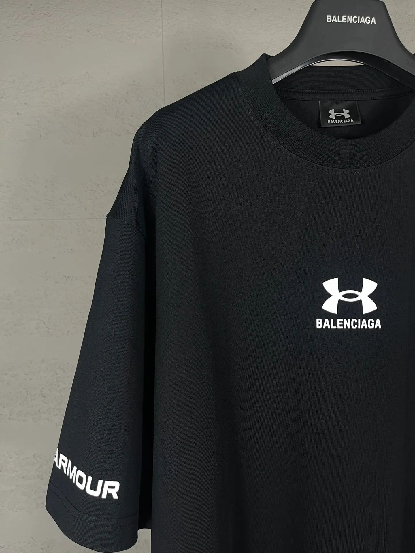🅿️170 real photos [Top version. Official website quality] BALENCI*GA/Paris joint Under Armor front and back left and right sleeve printed short-sleeved T-shirt # SS25 latest model. Research and development at the first time, different market currencies. Comparisons welcome. The fabric is made of Paris ZP custom-woven and dyed cotton double yarn. Weighing 260 grams, the cloth surface is clean. The cloth pattern is clear, soft and comfortable. The threads are dyed with no color difference. The classic LOGO pattern is printed using imported environmentally friendly glue. The letters are clear, three-dimensional and without burrs. Jubie market produces pictures based on pictures. Welcome to compare. The version adopts OS loose shoulder design. Same style for men and women. Code: BL253621 Color: Black Size: XS S M L