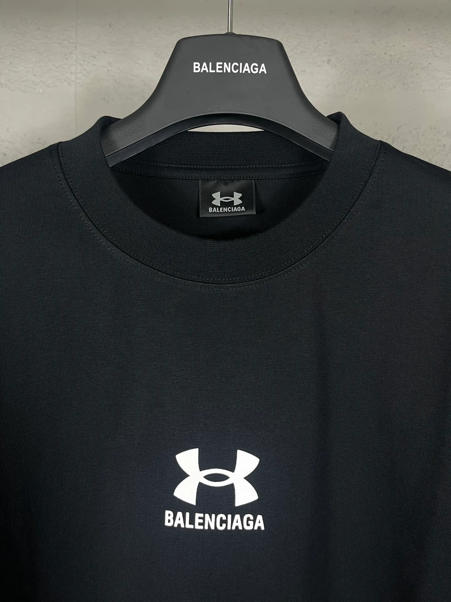 🅿️170 real photos [Top version. Official website quality] BALENCI*GA/Paris joint Under Armor front and back left and right sleeve printed short-sleeved T-shirt # SS25 latest model. Research and development at the first time, different market currencies. Comparisons welcome. The fabric is made of Paris ZP custom-woven and dyed cotton double yarn. Weighing 260 grams, the cloth surface is clean. The cloth pattern is clear, soft and comfortable. The threads are dyed with no color difference. The classic LOGO pattern is printed using imported environmentally friendly glue. The letters are clear, three-dimensional and without burrs. Jubie market produces pictures based on pictures. Welcome to compare. The version adopts OS loose shoulder design. Same style for men and women. Code: BL253621 Color: Black Size: XS S M L