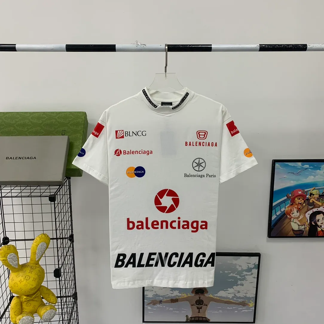 Top tested version Balenciaga new BLCG Balenciaga 2023 latest LOGO collection embroidery couple star same style short-sleeved T-shirt ⚠️Original purchase 8,900, fine cotton plain fabric, rib embroidery technology, high elastic glue printing, hole distressed effect, loose outline version, full set of accessories #worsted breathable cotton fabric Made of specific heavyweight 32S cotton jersey fabric, 230 grams in weight; with 32s+70D drawbar thread, 300g: 95/cotton*5% spandex double yarn rib. The worsted cotton material is light, thin and breathable, with a strong cotton feel on the hand and strong breathability and moisture absorption; the threads are woven into combed cotton fabric using a blending process, making the fabric very soft to the touch. The worsted cotton material is light and breathable, has a strong cotton feel on the hand, is breathable and hygroscopic; it is not easy to wrinkle and does not require special care. 32-needle high-end textile imported from the rib, 70D ultra-fine elastic stitching, nearly non-feeling stitching, comfortable and fit the body shape.  #Threads are decorated with classic brand letter embroidery. The hollow letter embroidery is very fine and dense, the hollow lines are clear and the embroidery surface has a strong three-dimensional effect. The linen material embroidery thread is combined with encrypted processing, and the embroidery body has a subtle matte visual texture.  #High-elastic glue printing process Full-width trademark printing pattern, multi-color paste treatment. Elastic glue printing uses a highly elastic adhesive. The film has good elasticity and a soft hand feel. In order to ensure that the outline of the printed pattern is clear, white paste is printed on the edge of the pattern. On the one hand, it can enhance the three-dimensional effect of the pattern. On the other hand, it can also fix the organizational structure of the fabric so that the warp and weft yarns of the fabric are not loose and have a certain tensile strength and tearing strength.  #Unique hole-in-the-dark effect. The heavy-duty pure cotton material is used in some parts and is deliberately treated to have the effect of wear and tear. The damaged distressing treatment greatly increases the interest of the clothing. While adding to the layering of the clothing, the artistic flavor of the clothing is also vividly displayed.  Classic loose H drop shoulder style, smooth ribbed round neck, inner back collar strip to prevent deformation, internal seams with elastic inserts to prevent shoulder seams from deforming after multiple washes; cuffs and hem are edged with specially machined double topstitching.  Size: XS-L Color: White P:310