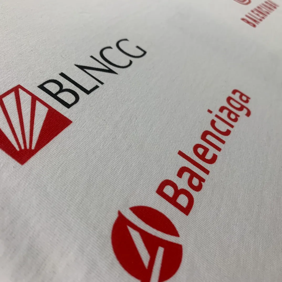 Top tested version Balenciaga new BLCG Balenciaga 2023 latest LOGO collection embroidery couple star same style short-sleeved T-shirt ⚠️Original purchase 8,900, fine cotton plain fabric, rib embroidery technology, high elastic glue printing, hole distressed effect, loose outline version, full set of accessories #worsted breathable cotton fabric Made of specific heavyweight 32S cotton jersey fabric, 230 grams in weight; with 32s+70D drawbar thread, 300g: 95/cotton*5% spandex double yarn rib. The worsted cotton material is light, thin and breathable, with a strong cotton feel on the hand and strong breathability and moisture absorption; the threads are woven into combed cotton fabric using a blending process, making the fabric very soft to the touch. The worsted cotton material is light and breathable, has a strong cotton feel on the hand, is breathable and hygroscopic; it is not easy to wrinkle and does not require special care. 32-needle high-end textile imported from the rib, 70D ultra-fine elastic stitching, nearly non-feeling stitching, comfortable and fit the body shape.  #Threads are decorated with classic brand letter embroidery. The hollow letter embroidery is very fine and dense, the hollow lines are clear and the embroidery surface has a strong three-dimensional effect. The linen material embroidery thread is combined with encrypted processing, and the embroidery body has a subtle matte visual texture.  #High-elastic glue printing process Full-width trademark printing pattern, multi-color paste treatment. Elastic glue printing uses a highly elastic adhesive. The film has good elasticity and a soft hand feel. In order to ensure that the outline of the printed pattern is clear, white paste is printed on the edge of the pattern. On the one hand, it can enhance the three-dimensional effect of the pattern. On the other hand, it can also fix the organizational structure of the fabric so that the warp and weft yarns of the fabric are not loose and have a certain tensile strength and tearing strength.  #Unique hole-in-the-dark effect. The heavy-duty pure cotton material is used in some parts and is deliberately treated to have the effect of wear and tear. The damaged distressing treatment greatly increases the interest of the clothing. While adding to the layering of the clothing, the artistic flavor of the clothing is also vividly displayed.  Classic loose H drop shoulder style, smooth ribbed round neck, inner back collar strip to prevent deformation, internal seams with elastic inserts to prevent shoulder seams from deforming after multiple washes; cuffs and hem are edged with specially machined double topstitching.  Size: XS-L Color: White P:310