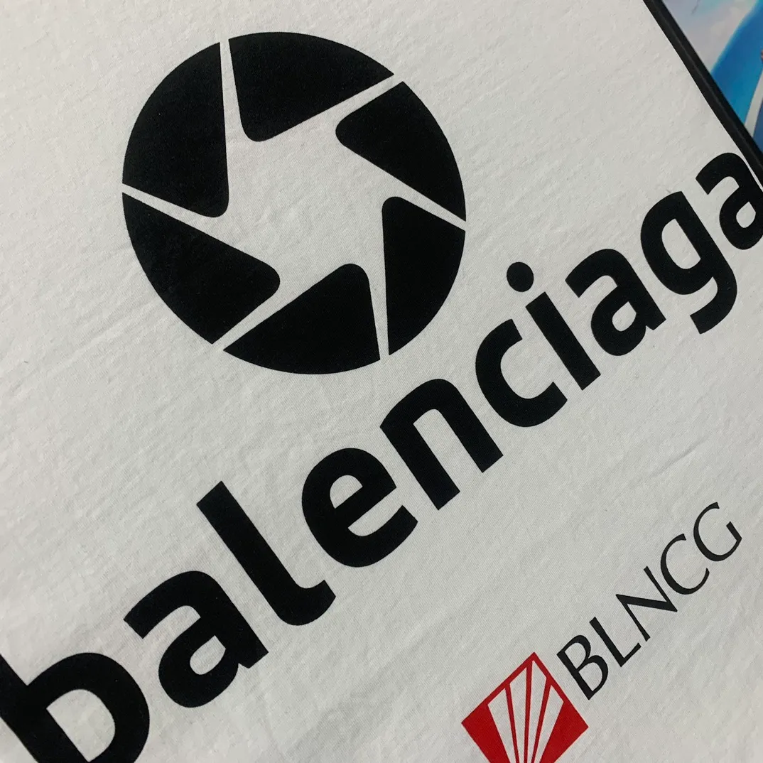 Top tested version Balenciaga new BLCG Balenciaga 2023 latest LOGO collection embroidery couple star same style short-sleeved T-shirt ⚠️Original purchase 8,900, fine cotton plain fabric, rib embroidery technology, high elastic glue printing, hole distressed effect, loose outline version, full set of accessories #worsted breathable cotton fabric Made of specific heavyweight 32S cotton jersey fabric, 230 grams in weight; with 32s+70D drawbar thread, 300g: 95/cotton*5% spandex double yarn rib. The worsted cotton material is light, thin and breathable, with a strong cotton feel on the hand and strong breathability and moisture absorption; the threads are woven into combed cotton fabric using a blending process, making the fabric very soft to the touch. The worsted cotton material is light and breathable, has a strong cotton feel on the hand, is breathable and hygroscopic; it is not easy to wrinkle and does not require special care. 32-needle high-end textile imported from the rib, 70D ultra-fine elastic stitching, nearly non-feeling stitching, comfortable and fit the body shape.  #Threads are decorated with classic brand letter embroidery. The hollow letter embroidery is very fine and dense, the hollow lines are clear and the embroidery surface has a strong three-dimensional effect. The linen material embroidery thread is combined with encrypted processing, and the embroidery body has a subtle matte visual texture.  #High-elastic glue printing process Full-width trademark printing pattern, multi-color paste treatment. Elastic glue printing uses a highly elastic adhesive. The film has good elasticity and a soft hand feel. In order to ensure that the outline of the printed pattern is clear, white paste is printed on the edge of the pattern. On the one hand, it can enhance the three-dimensional effect of the pattern. On the other hand, it can also fix the organizational structure of the fabric so that the warp and weft yarns of the fabric are not loose and have a certain tensile strength and tearing strength.  #Unique hole-in-the-dark effect. The heavy-duty pure cotton material is used in some parts and is deliberately treated to have the effect of wear and tear. The damaged distressing treatment greatly increases the interest of the clothing. While adding to the layering of the clothing, the artistic flavor of the clothing is also vividly displayed.  Classic loose H drop shoulder style, smooth ribbed round neck, inner back collar strip to prevent deformation, internal seams with elastic inserts to prevent shoulder seams from deforming after multiple washes; cuffs and hem are edged with specially machined double topstitching.  Size: XS-L Color: White P:310
