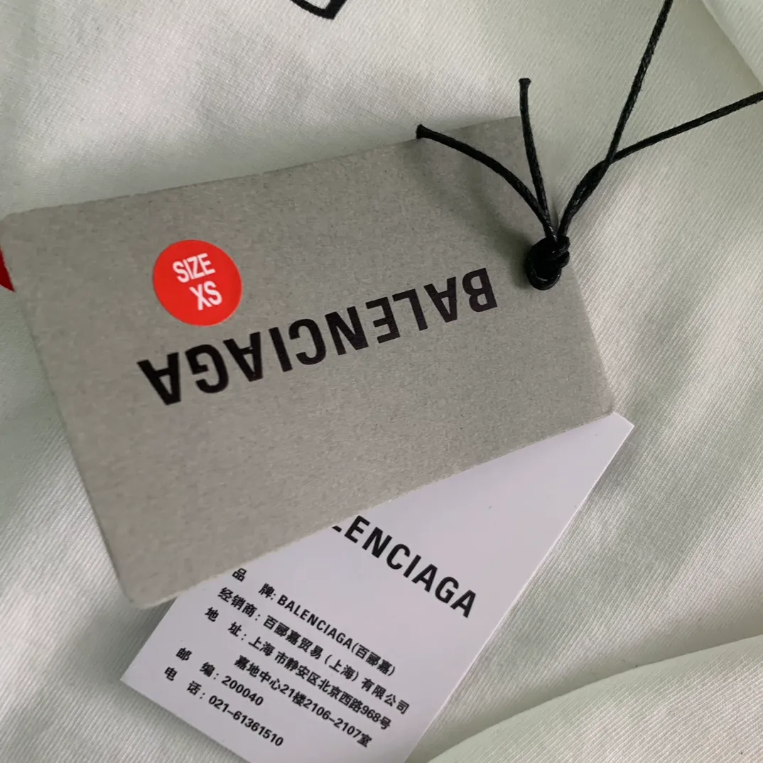 Top tested version Balenciaga new BLCG Balenciaga 2023 latest LOGO collection embroidery couple star same style short-sleeved T-shirt ⚠️Original purchase 8,900, fine cotton plain fabric, rib embroidery technology, high elastic glue printing, hole distressed effect, loose outline version, full set of accessories #worsted breathable cotton fabric Made of specific heavyweight 32S cotton jersey fabric, 230 grams in weight; with 32s+70D drawbar thread, 300g: 95/cotton*5% spandex double yarn rib. The worsted cotton material is light, thin and breathable, with a strong cotton feel on the hand and strong breathability and moisture absorption; the threads are woven into combed cotton fabric using a blending process, making the fabric very soft to the touch. The worsted cotton material is light and breathable, has a strong cotton feel on the hand, is breathable and hygroscopic; it is not easy to wrinkle and does not require special care. 32-needle high-end textile imported from the rib, 70D ultra-fine elastic stitching, nearly non-feeling stitching, comfortable and fit the body shape.  #Threads are decorated with classic brand letter embroidery. The hollow letter embroidery is very fine and dense, the hollow lines are clear and the embroidery surface has a strong three-dimensional effect. The linen material embroidery thread is combined with encrypted processing, and the embroidery body has a subtle matte visual texture.  #High-elastic glue printing process Full-width trademark printing pattern, multi-color paste treatment. Elastic glue printing uses a highly elastic adhesive. The film has good elasticity and a soft hand feel. In order to ensure that the outline of the printed pattern is clear, white paste is printed on the edge of the pattern. On the one hand, it can enhance the three-dimensional effect of the pattern. On the other hand, it can also fix the organizational structure of the fabric so that the warp and weft yarns of the fabric are not loose and have a certain tensile strength and tearing strength.  #Unique hole-in-the-dark effect. The heavy-duty pure cotton material is used in some parts and is deliberately treated to have the effect of wear and tear. The damaged distressing treatment greatly increases the interest of the clothing. While adding to the layering of the clothing, the artistic flavor of the clothing is also vividly displayed.  Classic loose H drop shoulder style, smooth ribbed round neck, inner back collar strip to prevent deformation, internal seams with elastic inserts to prevent shoulder seams from deforming after multiple washes; cuffs and hem are edged with specially machined double topstitching.  Size: XS-L Color: White P:310