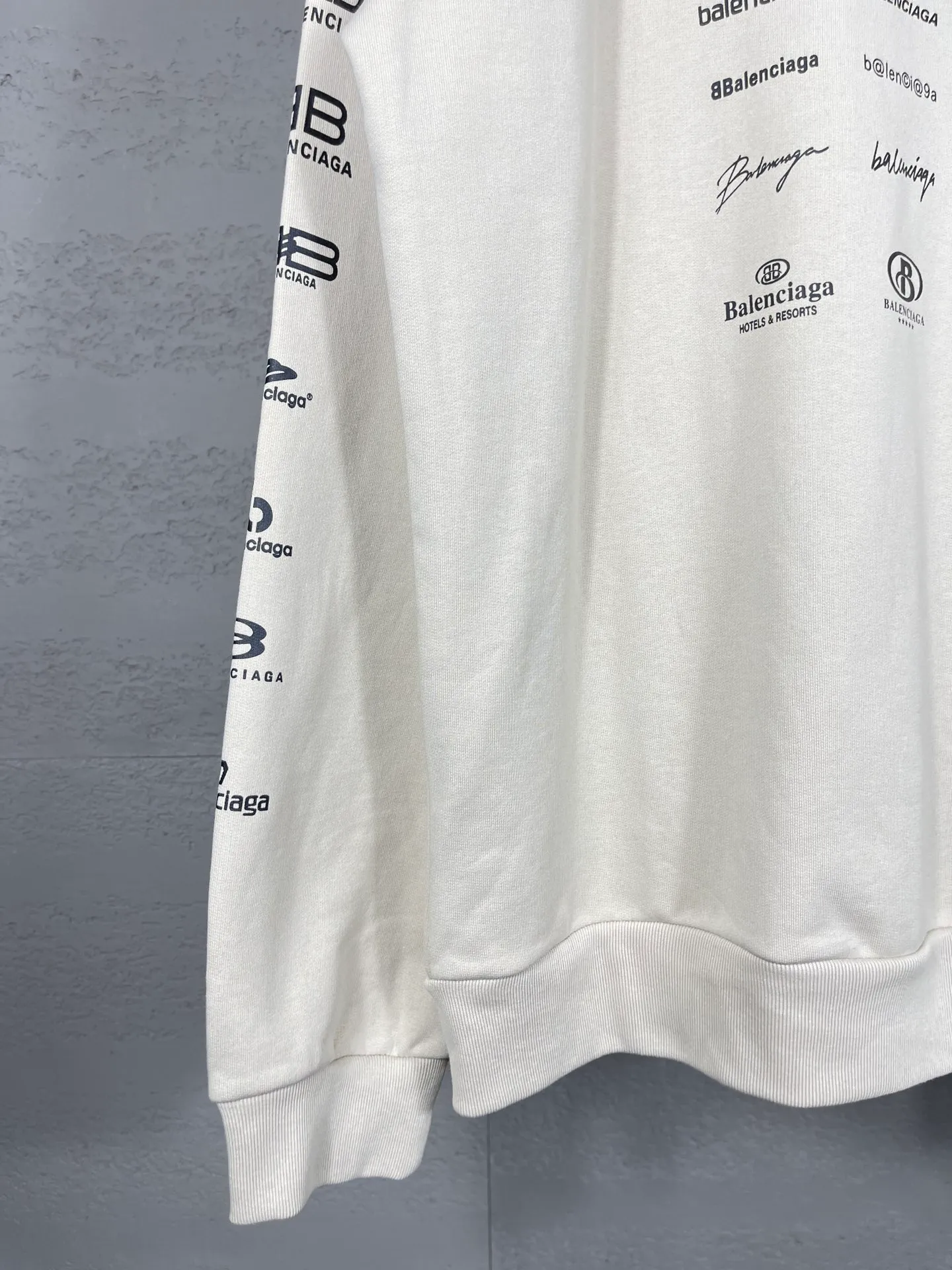 🅿️250 real photos [Top version. Official website quality] BALENCI*GA/Paris BALENCI*GA# 2024 spring and summer new style, long-sleeved round neck sweatshirt with classic LOGO printed all over it. 2024 spring and summer new product. Brick cabinet synchronization. Welcome to compare. The fabric is made of Paris ZP custom-woven and dyed cotton sweatshirt. The weight is 450 grams. The cloth surface is clean. The cloth texture is clear. Soft and comfortable. Good color fastness. Not easy to change color. The threads are woven and dyed with no color difference. The printing uses imported environmentally friendly rubber paddles, precision stencils, fine LOGO letters, clear letters, no burrs, and a three-dimensional effect. Restore brick cabinet. The version adopts OS loose shoulder style. Same style for men and women. Code: BL235563 Color: black, Mi Xing Size: XS S M L