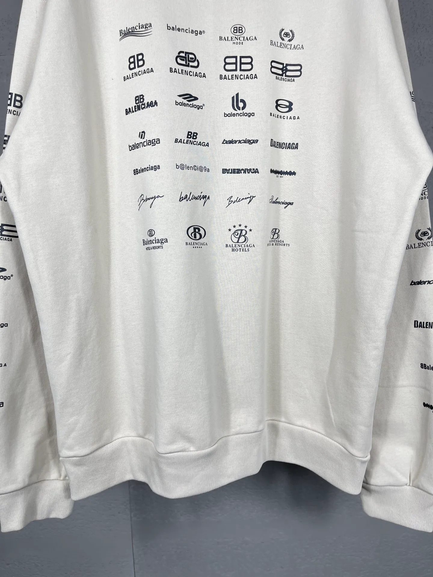 🅿️250 real photos [Top version. Official website quality] BALENCI*GA/Paris BALENCI*GA# 2024 spring and summer new style, long-sleeved round neck sweatshirt with classic LOGO printed all over it. 2024 spring and summer new product. Brick cabinet synchronization. Welcome to compare. The fabric is made of Paris ZP custom-woven and dyed cotton sweatshirt. The weight is 450 grams. The cloth surface is clean. The cloth texture is clear. Soft and comfortable. Good color fastness. Not easy to change color. The threads are woven and dyed with no color difference. The printing uses imported environmentally friendly rubber paddles, precision stencils, fine LOGO letters, clear letters, no burrs, and a three-dimensional effect. Restore brick cabinet. The version adopts OS loose shoulder style. Same style for men and women. Code: BL235563 Color: black, Mi Xing Size: XS S M L