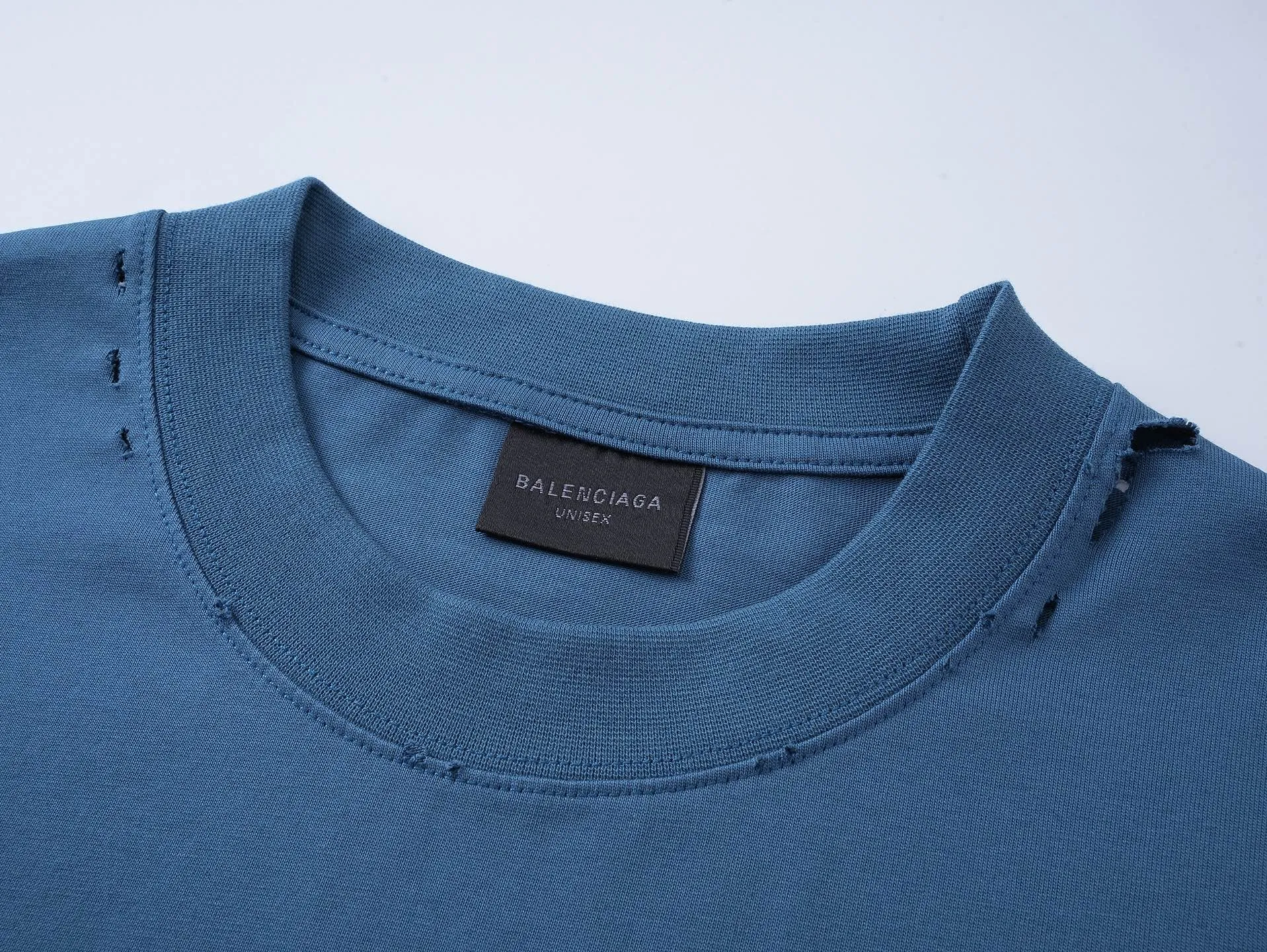 🅿️190 Detail Picture [Top version. Official website quality] BALENCI*GA/Paris. 25ss latest model. Paris English color LOGO foam printed washed and distressed short-sleeved T-shirt. Brick cabinet synchronization. The fabric is made of Paris ZP custom-woven and dyed 100% cotton double yarn compact cotton. The weight is 260 grams, the cloth surface is clean. The cloth pattern is clear, soft and comfortable, and the thread is dyed with no color difference. The classic pattern is foam printed using environmentally friendly imported materials, with clear letters and a strong three-dimensional feel. Restored brick cabinet. The garments were washed and aged, and polished by many hands. Produced by ultra-heavy craftsmanship, the market currency is very different, welcome to compare. The version adopts OS loose shoulder design. The same style for men and women. Code: BL253686 Color: black, floral gray, fog blue Size: XS S M L