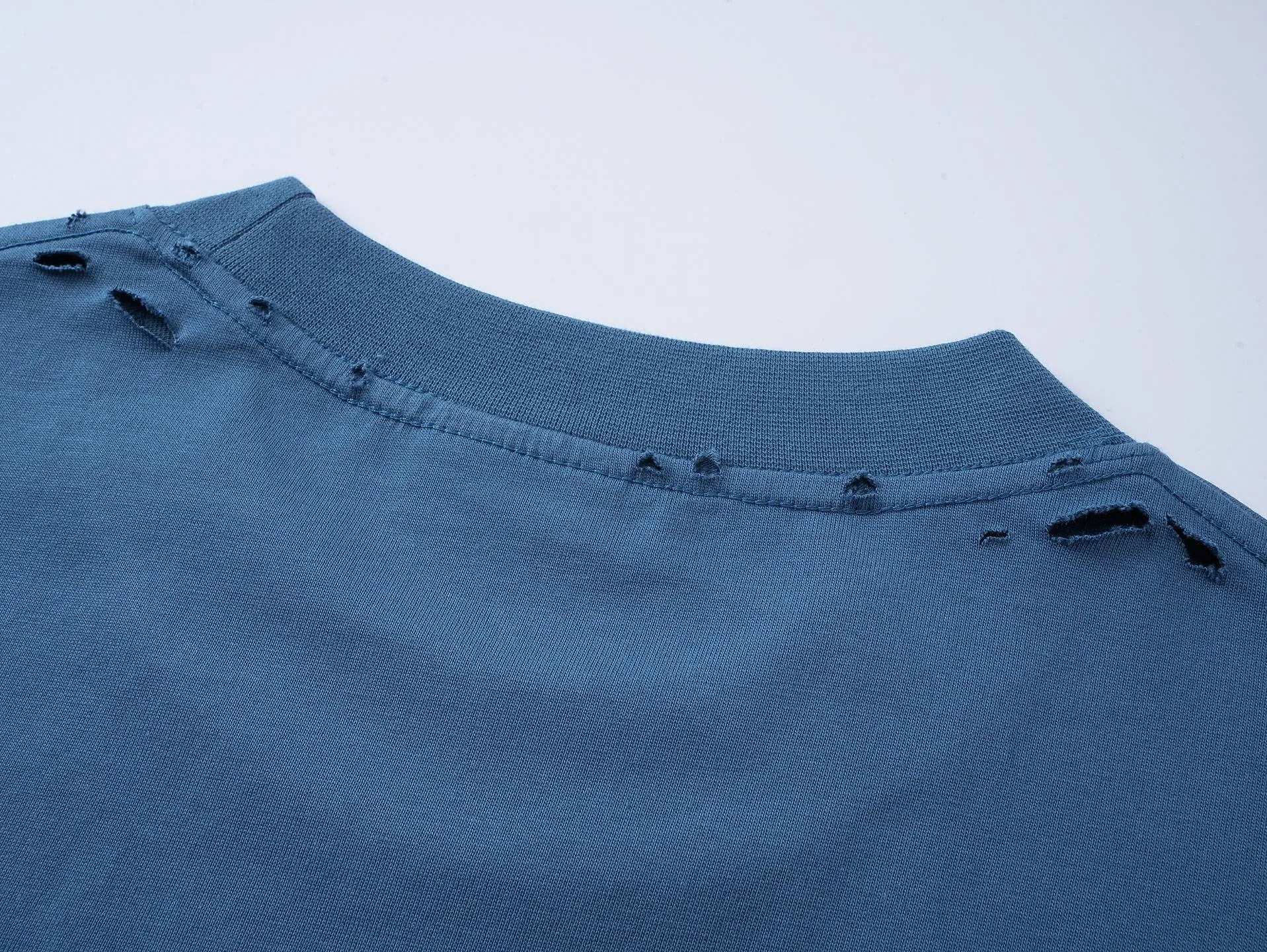 🅿️190 Detail Picture [Top version. Official website quality] BALENCI*GA/Paris. 25ss latest model. Paris English color LOGO foam printed washed and distressed short-sleeved T-shirt. Brick cabinet synchronization. The fabric is made of Paris ZP custom-woven and dyed 100% cotton double yarn compact cotton. The weight is 260 grams, the cloth surface is clean. The cloth pattern is clear, soft and comfortable, and the thread is dyed with no color difference. The classic pattern is foam printed using environmentally friendly imported materials, with clear letters and a strong three-dimensional feel. Restored brick cabinet. The garments were washed and aged, and polished by many hands. Produced by ultra-heavy craftsmanship, the market currency is very different, welcome to compare. The version adopts OS loose shoulder design. The same style for men and women. Code: BL253686 Color: black, floral gray, fog blue Size: XS S M L