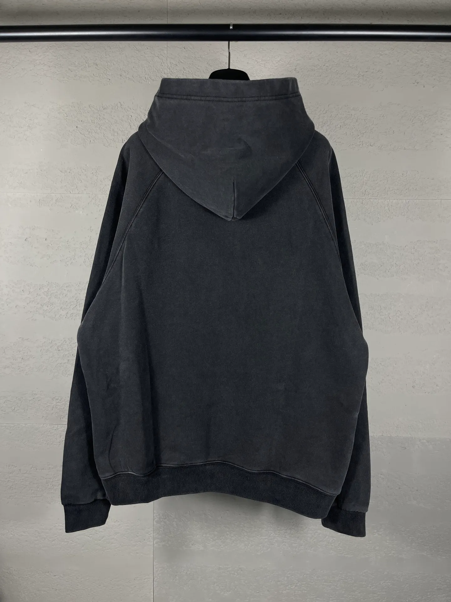 🅿️320 real photos [Top version. Official website quality] BALENCI*GA/Paris. New model, embroidered XXXL classic letters on the chest, synchronized with brick cabinets in autumn and winter. The fabric is made of Paris ZP custom-woven and dyed cotton double-yarn David Davidson. The net weight is 450 grams. The cloth surface is clean. The cloth pattern is clear, soft and comfortable. The threads are dyed with no color difference. The classic letter LOGO pattern is embroidered using Tajima embroidery machine, with high-density embroidery, the letters are clear and the three-dimensional effect is strong. Restored brick cabinets. The version adopts OS loose shoulder design. Same style for men and women. Code: BL238083 Color: Black Size: XS S M L