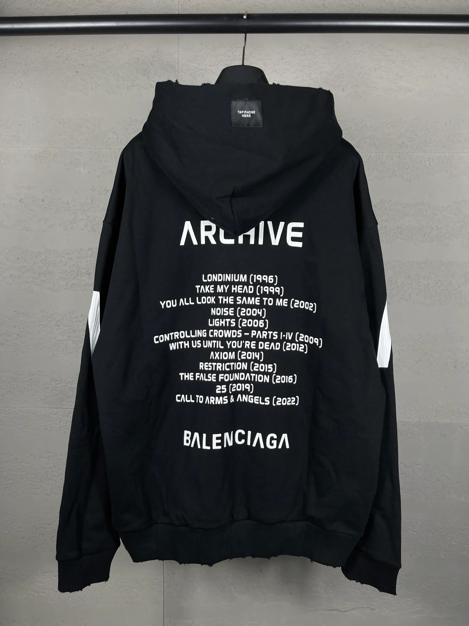 🅿️400 real photos [Top version. Official website quality] BALENCI*GA/Paris. 2024 latest global limited edition. BALENCIAGA joins forces with Archive to create a hooded sweatshirt. Crack printing is washed and worn, over-heavy craftsmanship, and brick cabinets are synchronized. ⚠️Distinguish the market currency, genuine development, worn. The hand-painted is consistent with ZP, and the printing uses imported cracking environmentally friendly glue. The garments are washed, worn and worn. The whole piece is designed with heavy craftsmanship. Comparisons welcome. The version adopts OS loose shoulder design. Same style for men and women. Code: BL238808 Color: black, gray and white. Size: XS S M L