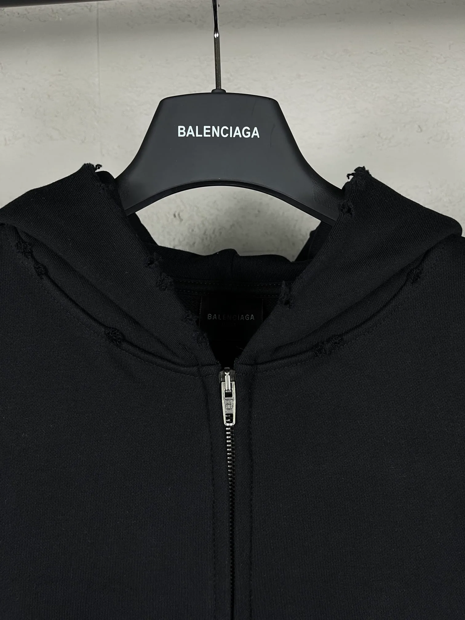 🅿️400 real photos [Top version. Official website quality] BALENCI*GA/Paris. 2024 latest global limited edition. BALENCIAGA joins forces with Archive to create a hooded sweatshirt. Crack printing is washed and worn, over-heavy craftsmanship, and brick cabinets are synchronized. ⚠️Distinguish the market currency, genuine development, worn. The hand-painted is consistent with ZP, and the printing uses imported cracking environmentally friendly glue. The garments are washed, worn and worn. The whole piece is designed with heavy craftsmanship. Comparisons welcome. The version adopts OS loose shoulder design. Same style for men and women. Code: BL238808 Color: black, gray and white. Size: XS S M L