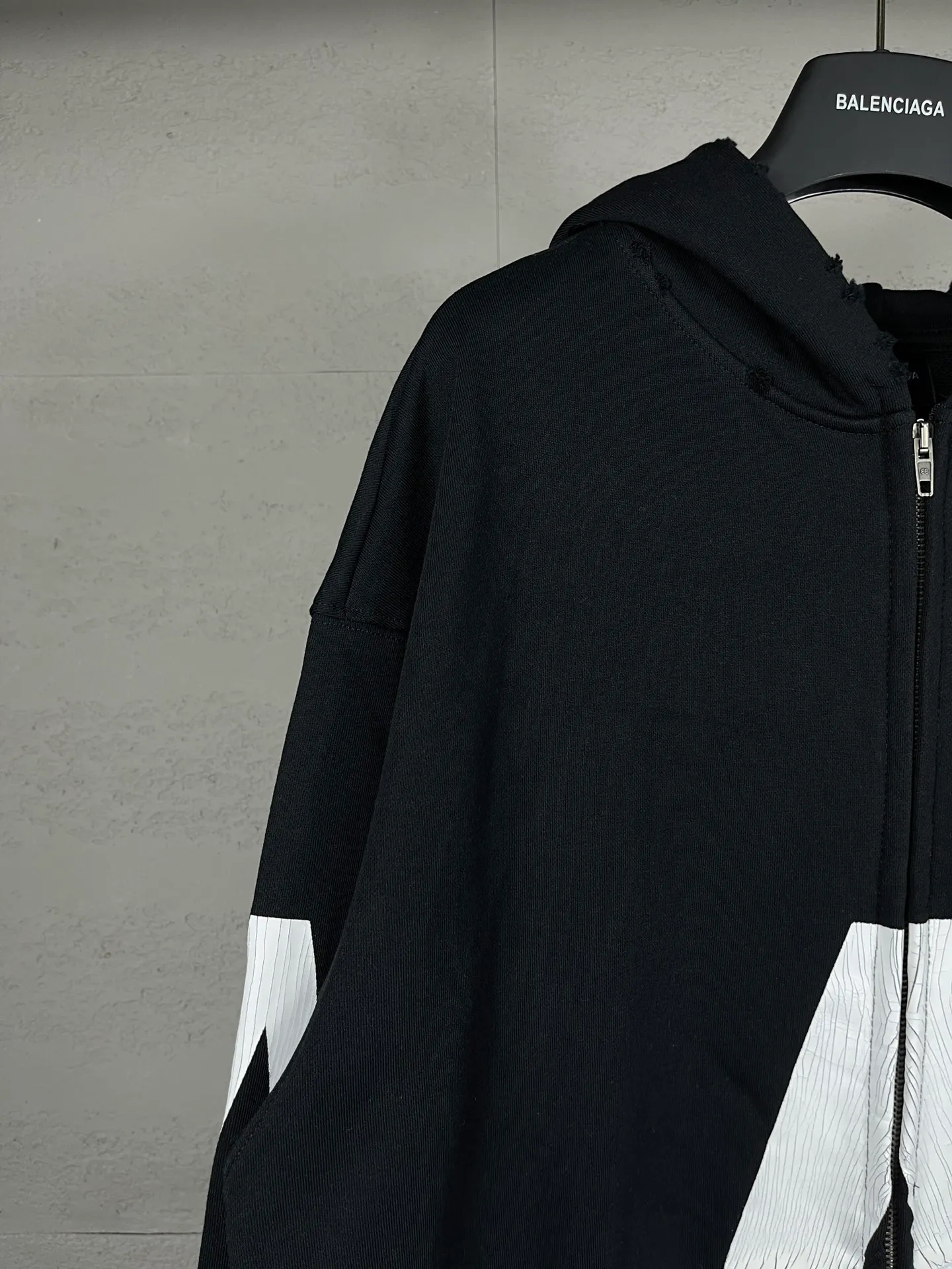 🅿️400 real photos [Top version. Official website quality] BALENCI*GA/Paris. 2024 latest global limited edition. BALENCIAGA joins forces with Archive to create a hooded sweatshirt. Crack printing is washed and worn, over-heavy craftsmanship, and brick cabinets are synchronized. ⚠️Distinguish the market currency, genuine development, worn. The hand-painted is consistent with ZP, and the printing uses imported cracking environmentally friendly glue. The garments are washed, worn and worn. The whole piece is designed with heavy craftsmanship. Comparisons welcome. The version adopts OS loose shoulder design. Same style for men and women. Code: BL238808 Color: black, gray and white. Size: XS S M L