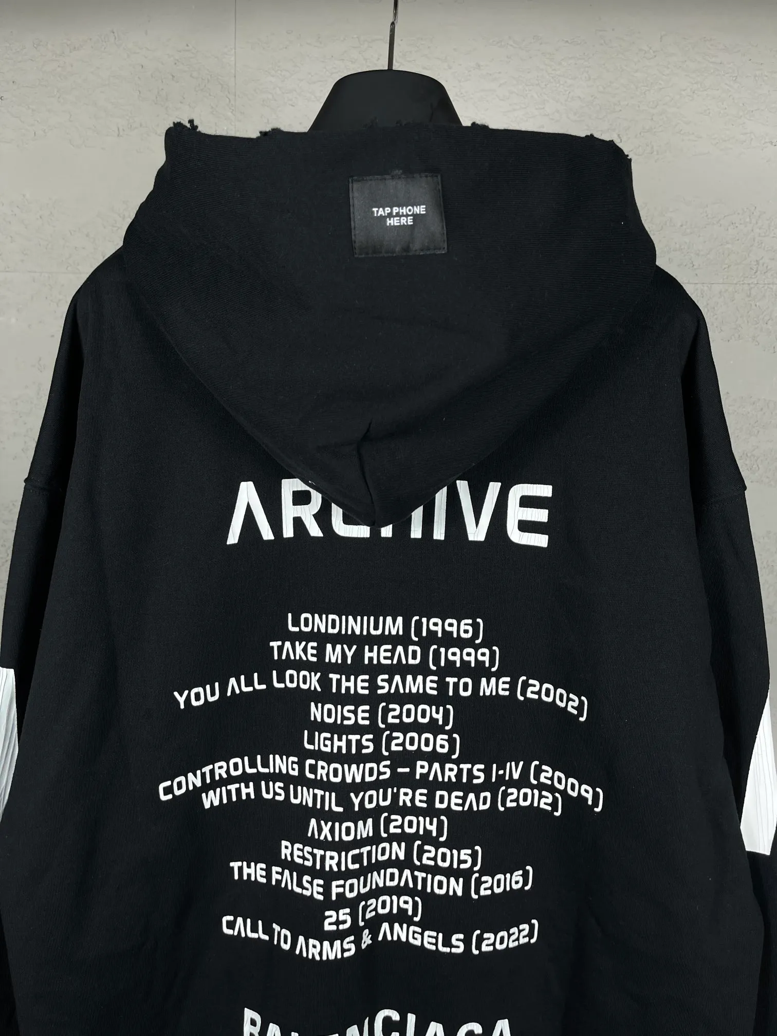 🅿️400 real photos [Top version. Official website quality] BALENCI*GA/Paris. 2024 latest global limited edition. BALENCIAGA joins forces with Archive to create a hooded sweatshirt. Crack printing is washed and worn, over-heavy craftsmanship, and brick cabinets are synchronized. ⚠️Distinguish the market currency, genuine development, worn. The hand-painted is consistent with ZP, and the printing uses imported cracking environmentally friendly glue. The garments are washed, worn and worn. The whole piece is designed with heavy craftsmanship. Comparisons welcome. The version adopts OS loose shoulder design. Same style for men and women. Code: BL238808 Color: black, gray and white. Size: XS S M L