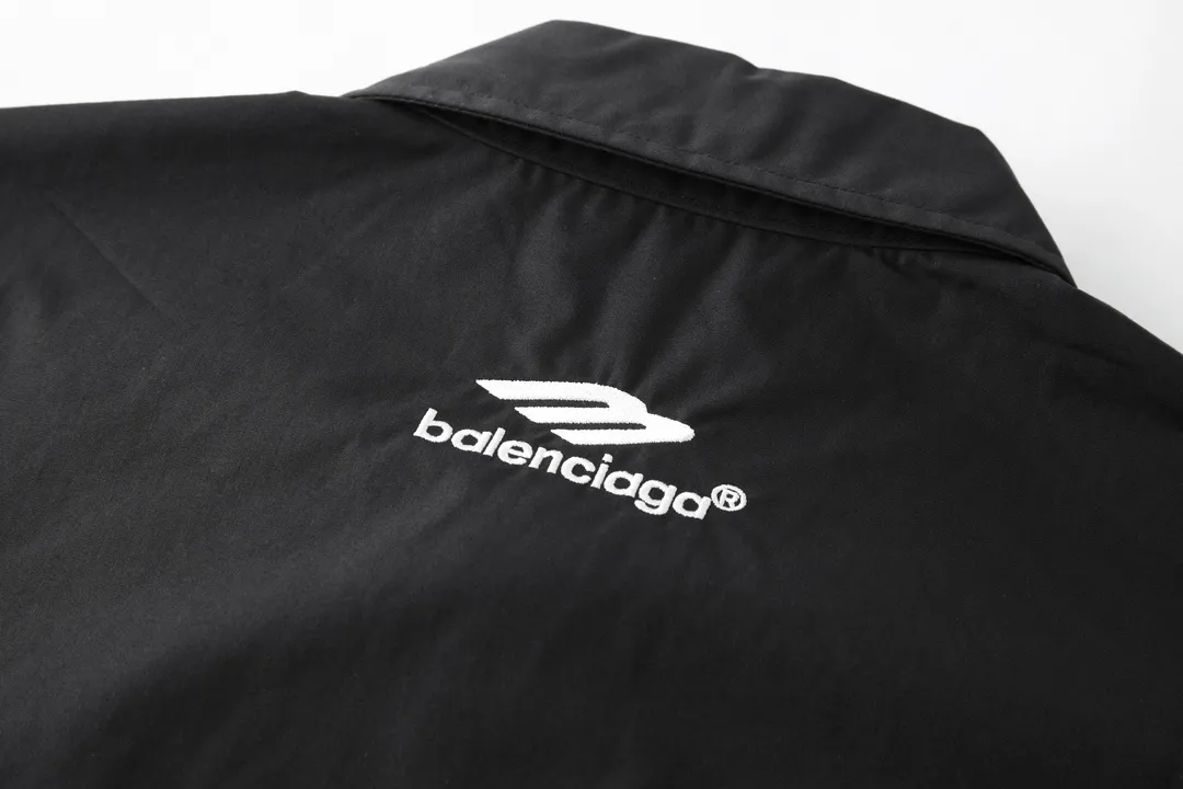 🅿️500 [Exclusive supply] BLCG 3B embroidered long-sleeved shirt (black) The fabric is made of high-count and high-density cotton woven fabric imported from Japan. The fabric is stable in shape and not easy to deform. The surface is smooth and the upper body is textured. It has good wrinkle resistance and maintains the pattern. The embroidery uses Tajima machine 10,000-needle embroidery. The flower shape is full and shiny. There is no connection. The middle webbing splicing is processed by laser fixed-point positioning to connect and align. The ready-made garments are sewn and spliced according to YB design, with dense and neat stitching to restore pattern details and upper body effects to the greatest extent. Size:S-M-L