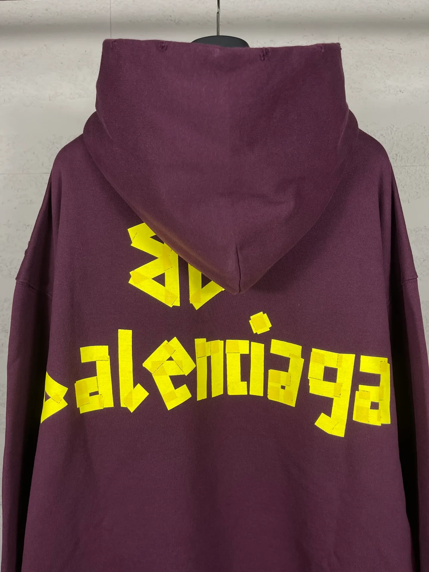 🅿️380 real photos [Top version. Official website quality] BALENCI*GA/Paris. 23ss latest classic hot model. Purchase the original board at the first time. Color. Printing. Washing. Production and authenticity. Wrong version in Jubie market. Welcome to compare. Tape direct printing. Ready-to-wear hooded sweatshirt washed and worn twice. The brick cabinet is synchronized. The fabric is made of Paris ZP custom-woven and dyed cotton sweatshirt. The weight is 450 grams. The cloth surface is clean. The cloth pattern is clear, soft and comfortable, and the threads are dyed with no color difference. The classic pattern adopts Kornit imported direct injection. The letters are clear and the effect is three-dimensional. Restored brick cabinet. The garments were washed and aged, and polished by many hands. Produced by ultra-heavy craftsmanship, special market currency. Note⚠️ZP fabric is made of fine-grained yarn. Pay attention to the big difference! Welcome to compare! The version adopts OS loose shoulder version. The same style for men and women. Code: BL238016 Color: dark gray blue, Paris blue, washed black, burgundy, fluorescent yellow, green, floral gray, sky blue, khaki Size: XS S M L