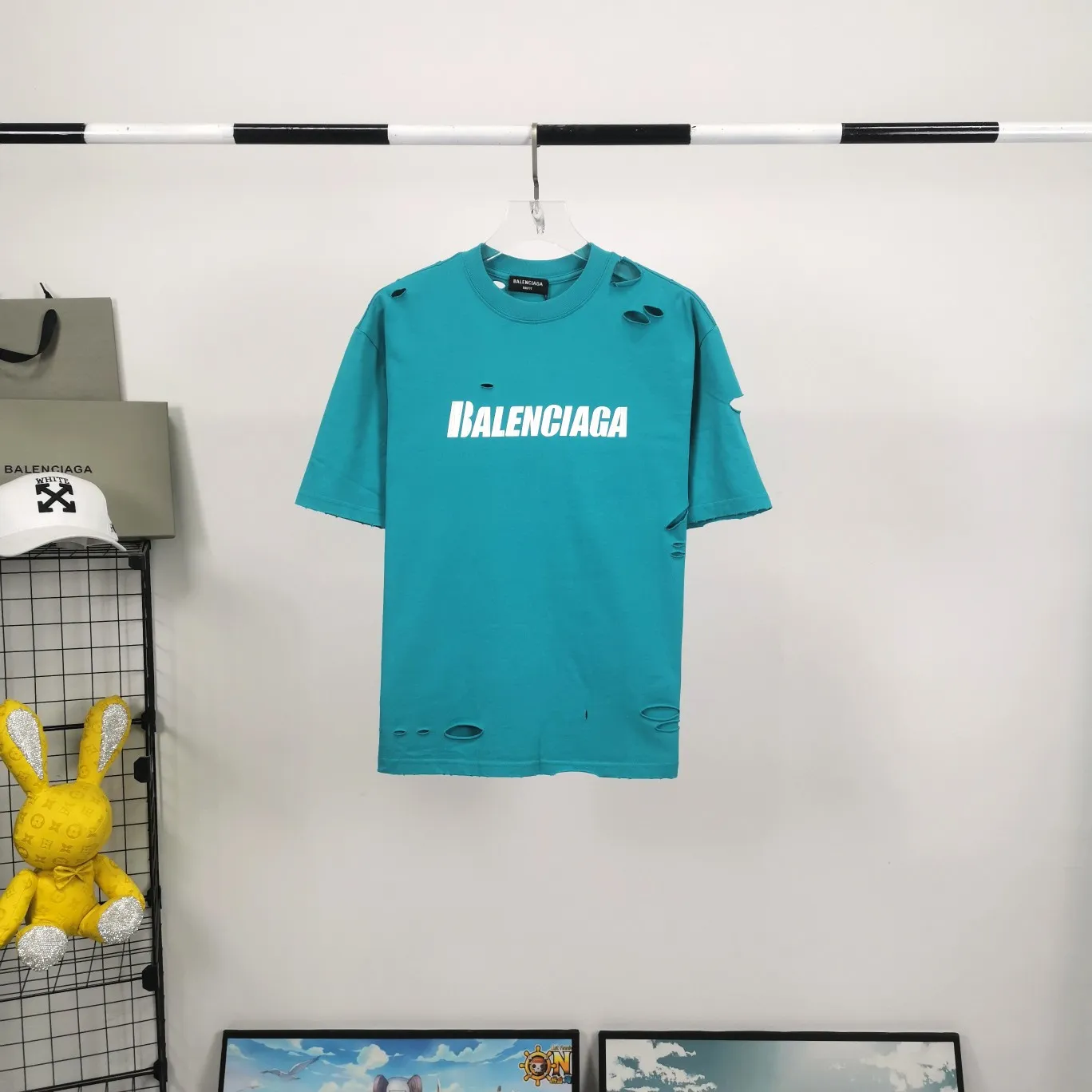 The top tested version of Balenciaga/BALENCIAGA chest crack print logo basic hole washed burst pattern male and female couple star same style pure cotton short-sleeved T-shirt custom-woven and dyed fabric, guaranteed to have no color difference with the genuine product, the collar thread is also dyed in the same vat. The holes on the neckline are manually rubbed, and the holes on the chest, front and back are all laser holes to ensure that the holes will not deform or wrinkle.  Made of 280g 24-count combed tightly siro-spun plain fabric, the front panel is printed with a glue-pulling effect, and imported transparent slurry is used to scrape the bottom to make the printing cracks feel even.  Color: Gray Red Blue Black White Size: XS-L P:260