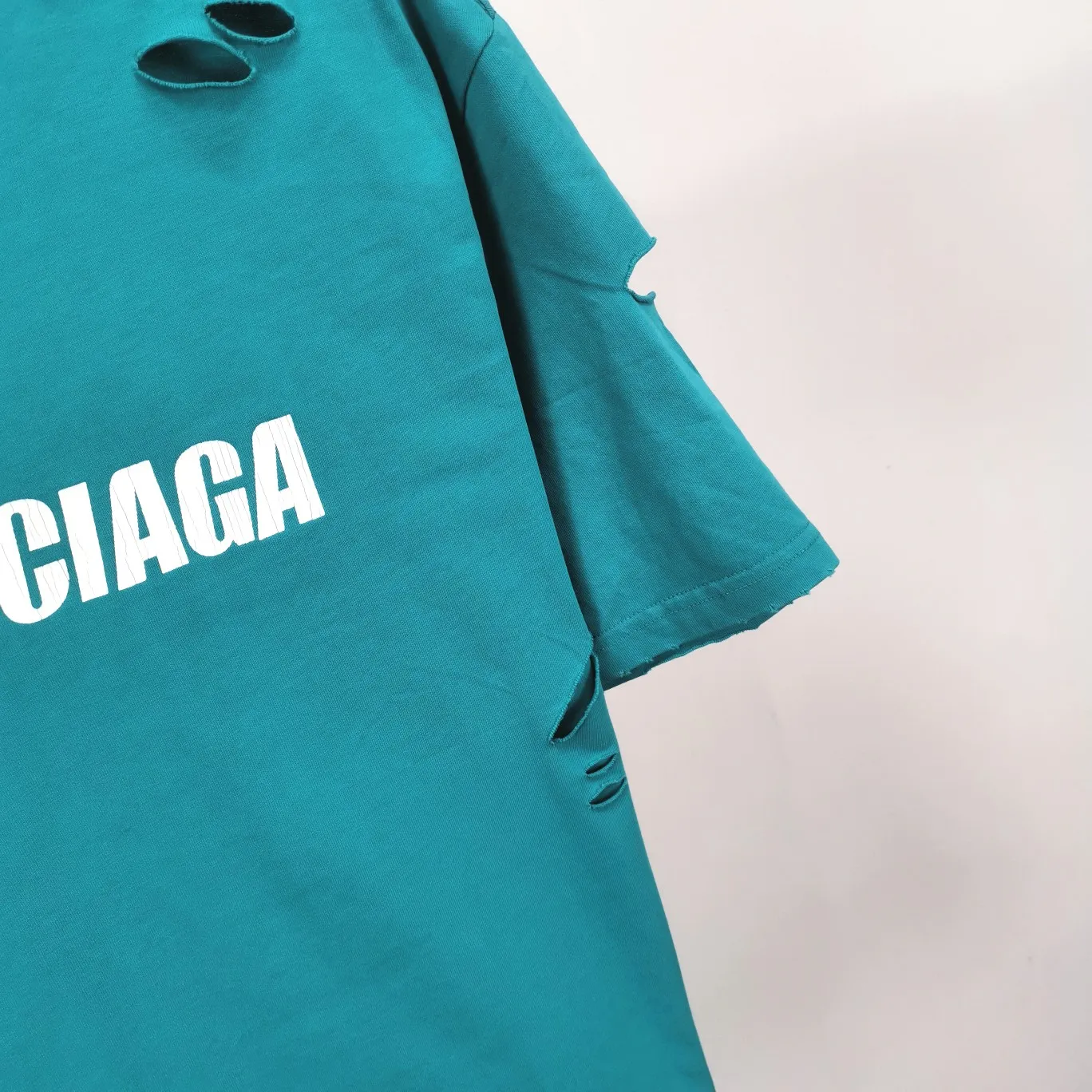 The top tested version of Balenciaga/BALENCIAGA chest crack print logo basic hole washed burst pattern male and female couple star same style pure cotton short-sleeved T-shirt custom-woven and dyed fabric, guaranteed to have no color difference with the genuine product, the collar thread is also dyed in the same vat. The holes on the neckline are manually rubbed, and the holes on the chest, front and back are all laser holes to ensure that the holes will not deform or wrinkle.  Made of 280g 24-count combed tightly siro-spun plain fabric, the front panel is printed with a glue-pulling effect, and imported transparent slurry is used to scrape the bottom to make the printing cracks feel even.  Color: Gray Red Blue Black White Size: XS-L P:260