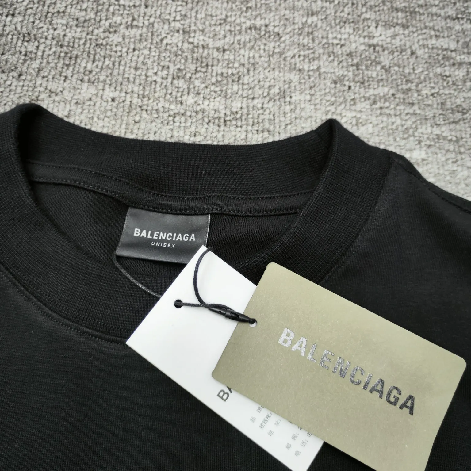 The top tried and tested version of Balenciaga 24SS Manchester United embroidered short-sleeved T-shirt. The os version is really charming. Balenciaga is also really unique. Every new season has the best version. It is very practical and can be worn casually. Nice✔️ - ⚠️100% cotton, using 32 double yarns and 260 grams of fabric Made of imported knitting needle carded cotton, the thickness is moderate, drapey and contoured, making the upper body comfortable! ! It is very tolerant to fat body types and can instantly lose five pounds after wearing it!  The front panel #Splicing Elements# is embroidered using imported Tajima high-density heavy-duty embroidery technology. The fonts are three-dimensional and full. The front panel of the back panel is made of direct-injection digital printing environmentally friendly glue material and mechanized printing process. Mechanical printing has high precision, the positioning accuracy can reach ±0.02mm, and the quality is stable.  The neck strap is made of pure cotton and is one piece. It has no color difference and will not deform. In the past two years, the oversize version has become the focus of the trend and has been a popular staple in the past two years. The change of designers has made this brand an instant hit. The progressive fashion of the times also needs the blood impact of fresh elements and trendy designs in order to continue its glory! It’s stylish both inside and outside, a must-have for high street travel! An absolute "eye-catching style" that can be paired with couples 💏 Balenciaga collaborated with adidas at the spring and summer series conference, reinterpreting football elements in conjunction with the Premier League Manchester United team emblem. In the joint T-shirts, it is not difficult to see the British football movement elements that emerged in the 1990s. This pure cotton fabric has a Shanghai city-limited print on the back, a simple T-shirt, and more than 20 cut pieces, including quite complicated and cumbersome handicrafts~ The upper body effect is very nice, and the customized three-label accessories are complete! ! ! Color: Black Size: XS S M L P: 300