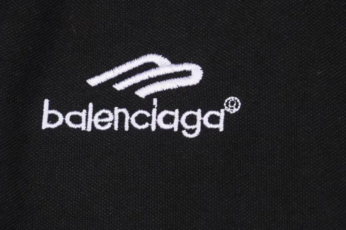 The top tried and tested version of Balenciaga 24SS Manchester United embroidered short-sleeved T-shirt. The os version is really charming. Balenciaga is also really unique. Every new season has the best version. It is very practical and can be worn casually. Nice✔️ - ⚠️100% cotton, using 32 double yarns and 260 grams of fabric Made of imported knitting needle carded cotton, the thickness is moderate, drapey and contoured, making the upper body comfortable! ! It is very tolerant to fat body types and can instantly lose five pounds after wearing it!  The front panel #Splicing Elements# is embroidered using imported Tajima high-density heavy-duty embroidery technology. The fonts are three-dimensional and full. The front panel of the back panel is made of direct-injection digital printing environmentally friendly glue material and mechanized printing process. Mechanical printing has high precision, the positioning accuracy can reach ±0.02mm, and the quality is stable.  The neck strap is made of pure cotton and is one piece. It has no color difference and will not deform. In the past two years, the oversize version has become the focus of the trend and has been a popular staple in the past two years. The change of designers has made this brand an instant hit. The progressive fashion of the times also needs the blood impact of fresh elements and trendy designs in order to continue its glory! It’s stylish both inside and outside, a must-have for high street travel! An absolute "eye-catching style" that can be paired with couples 💏 Balenciaga collaborated with adidas at the spring and summer series conference, reinterpreting football elements in conjunction with the Premier League Manchester United team emblem. In the joint T-shirts, it is not difficult to see the British football movement elements that emerged in the 1990s. This pure cotton fabric has a Shanghai city-limited print on the back, a simple T-shirt, and more than 20 cut pieces, including quite complicated and cumbersome handicrafts~ The upper body effect is very nice, and the customized three-label accessories are complete! ! ! Color: Black Size: XS S M L P: 300