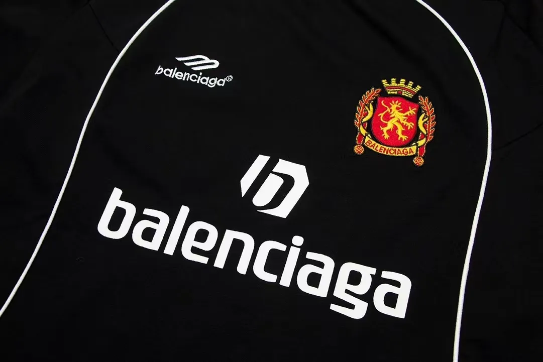 The top tried and tested version of Balenciaga 24SS Manchester United embroidered short-sleeved T-shirt. The os version is really charming. Balenciaga is also really unique. Every new season has the best version. It is very practical and can be worn casually. Nice✔️ - ⚠️100% cotton, using 32 double yarns and 260 grams of fabric Made of imported knitting needle carded cotton, the thickness is moderate, drapey and contoured, making the upper body comfortable! ! It is very tolerant to fat body types and can instantly lose five pounds after wearing it!  The front panel #Splicing Elements# is embroidered using imported Tajima high-density heavy-duty embroidery technology. The fonts are three-dimensional and full. The front panel of the back panel is made of direct-injection digital printing environmentally friendly glue material and mechanized printing process. Mechanical printing has high precision, the positioning accuracy can reach ±0.02mm, and the quality is stable.  The neck strap is made of pure cotton and is one piece. It has no color difference and will not deform. In the past two years, the oversize version has become the focus of the trend and has been a popular staple in the past two years. The change of designers has made this brand an instant hit. The progressive fashion of the times also needs the blood impact of fresh elements and trendy designs in order to continue its glory! It’s stylish both inside and outside, a must-have for high street travel! An absolute "eye-catching style" that can be paired with couples 💏 Balenciaga collaborated with adidas at the spring and summer series conference, reinterpreting football elements in conjunction with the Premier League Manchester United team emblem. In the joint T-shirts, it is not difficult to see the British football movement elements that emerged in the 1990s. This pure cotton fabric has a Shanghai city-limited print on the back, a simple T-shirt, and more than 20 cut pieces, including quite complicated and cumbersome handicrafts~ The upper body effect is very nice, and the customized three-label accessories are complete! ! ! Color: Black Size: XS S M L P: 300