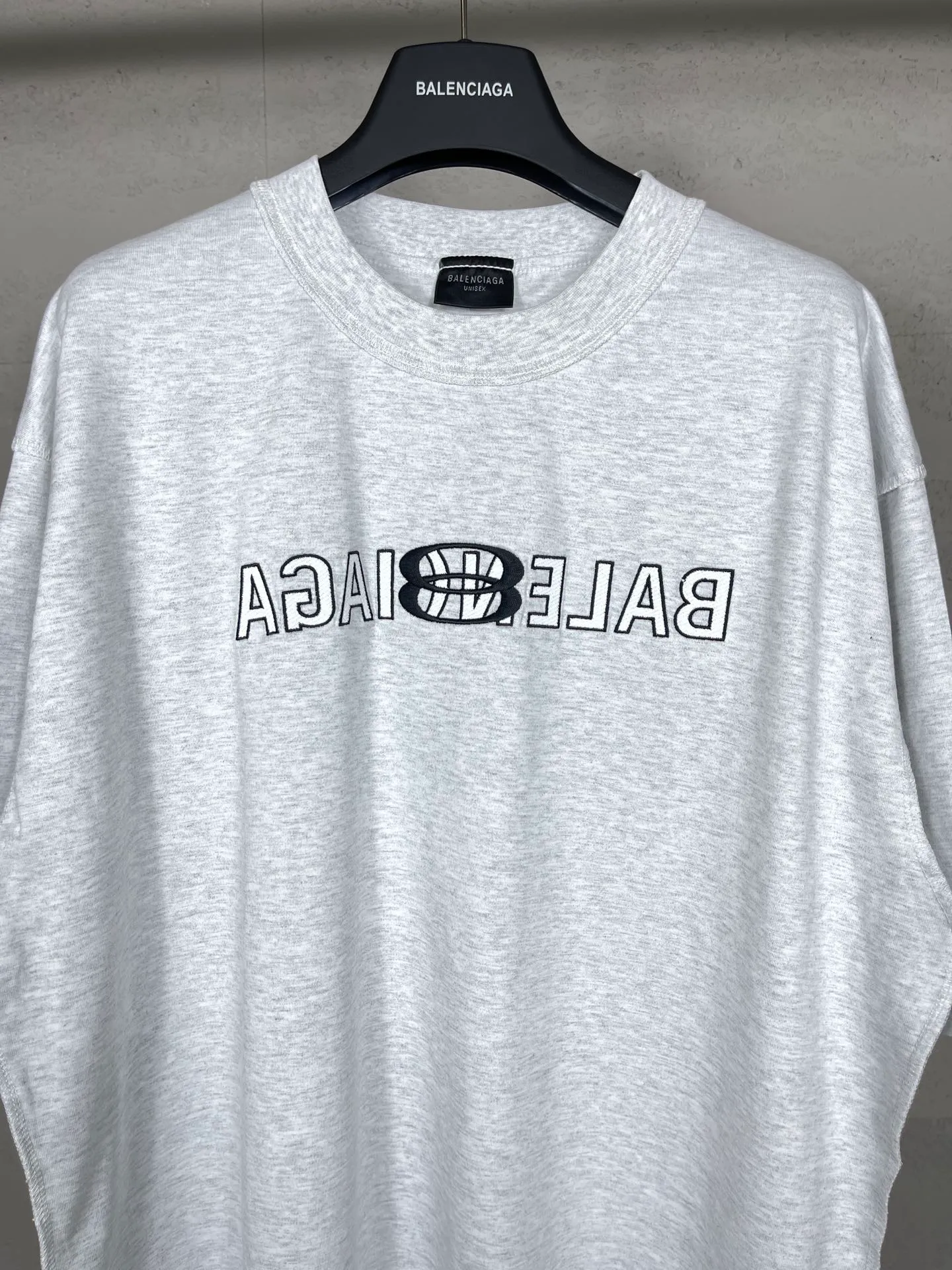 🅿️174 Real photos [Top version. Official website quality] BALENCI*GA/Paris #2024 new model, the latest LOGO design on the chest. Mirror reverse printing The whole garment is made of Y-plate, and the garment is made with the bottom as the reverse side to make the outfit. #2024 Spring and Summer Brick Cabinet Synchronization Welcome to compare. The fabric is made of Paris ZP custom-woven and dyed cotton double yarn, with a weight of 260 grams. The cloth surface is clean. The cloth pattern is clear, soft and comfortable. The threads are dyed with no color difference. The classic letter LOGO is printed with imported environmentally friendly glue. The letters are clear and the effect is three-dimensional. Restore the brick cabinet, adopt OS loose shoulder style. Same style for men and women. Code: BL223352 Color: black. Light gray Size: XS to L