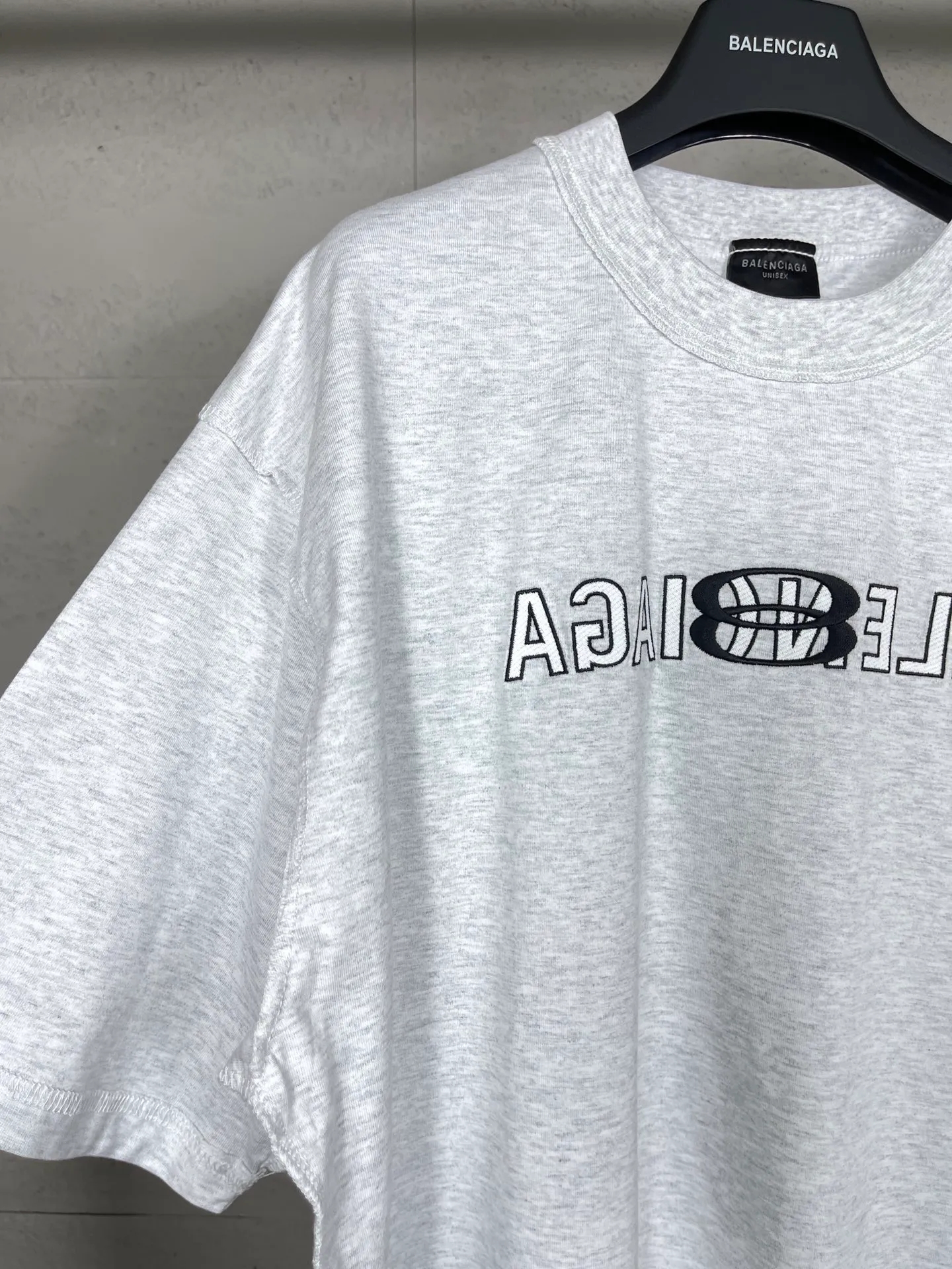 🅿️174 Real photos [Top version. Official website quality] BALENCI*GA/Paris #2024 new model, the latest LOGO design on the chest. Mirror reverse printing The whole garment is made of Y-plate, and the garment is made with the bottom as the reverse side to make the outfit. #2024 Spring and Summer Brick Cabinet Synchronization Welcome to compare. The fabric is made of Paris ZP custom-woven and dyed cotton double yarn, with a weight of 260 grams. The cloth surface is clean. The cloth pattern is clear, soft and comfortable. The threads are dyed with no color difference. The classic letter LOGO is printed with imported environmentally friendly glue. The letters are clear and the effect is three-dimensional. Restore the brick cabinet, adopt OS loose shoulder style. Same style for men and women. Code: BL223352 Color: black. Light gray Size: XS to L
