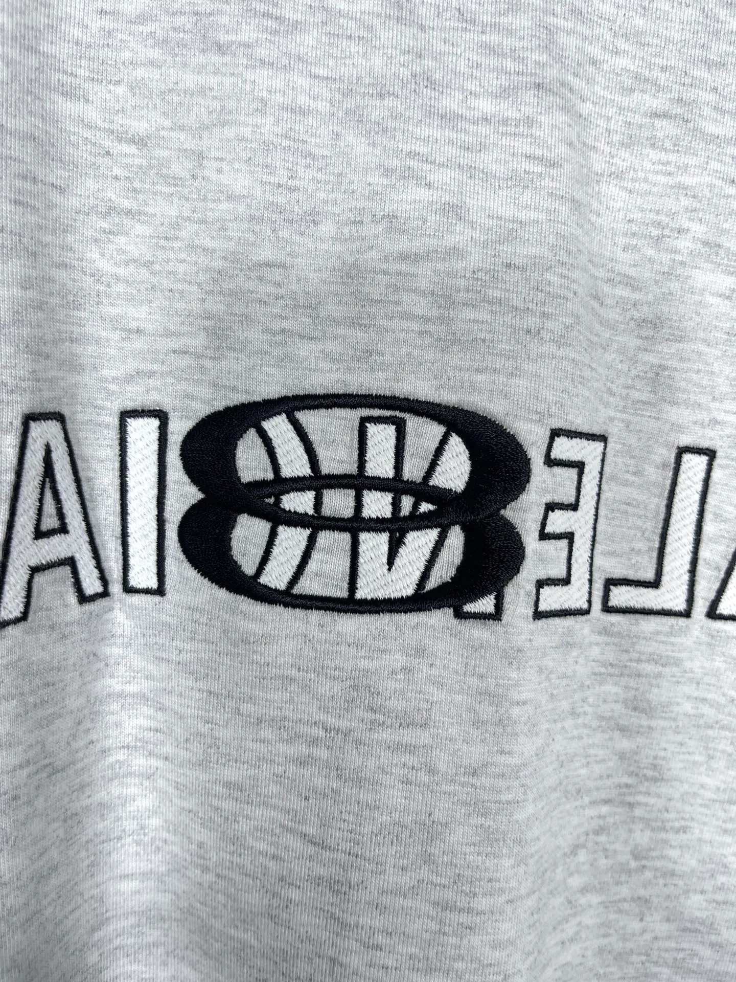 🅿️174 Real photos [Top version. Official website quality] BALENCI*GA/Paris #2024 new model, the latest LOGO design on the chest. Mirror reverse printing The whole garment is made of Y-plate, and the garment is made with the bottom as the reverse side to make the outfit. #2024 Spring and Summer Brick Cabinet Synchronization Welcome to compare. The fabric is made of Paris ZP custom-woven and dyed cotton double yarn, with a weight of 260 grams. The cloth surface is clean. The cloth pattern is clear, soft and comfortable. The threads are dyed with no color difference. The classic letter LOGO is printed with imported environmentally friendly glue. The letters are clear and the effect is three-dimensional. Restore the brick cabinet, adopt OS loose shoulder style. Same style for men and women. Code: BL223352 Color: black. Light gray Size: XS to L