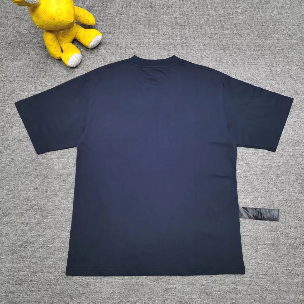 [New arrival] Top-quality and tested version BALENCIAGA/ADIDAS co-branded Adidas embroidered letters round neck short-sleeved T-shirt, a hot trend at the moment🔥Quality ceiling It seems to be a simple printing or embroidery, but it is not simple at all. 100% imported machine restoration, details, workmanship and fabrics are consistent with the original ones. Guaranteed no color difference with the counter. Feel free to compare ⚠️Note that the threaded necklines are all original collars of a certain Paris and a certain country. High wrapping degree The width of the neckline and cabinets are accurate to the millimeter. Thick necklines are not easily deformed. The collars of high-end goods are restored to cabinets. This distinguishes the large collars of ordinary garbage in the world. ⚠️Different styles of washed wheat main wheat, including imported wheat, have different colors and codes. Really restore the counter. As we all know, Balenciaga has different English or color on the collar labels of each season. It distinguishes the fast food products of the world's uniform main wheat washed wheat. ⚠️Pay attention to the workmanship. There are no folds in the stitching at the neckline, smooth and natural without overlapping lines. True restoration ⚠️The fabric is made of 280g Paris-specific double yarn. It is really incomparable with the ordinary version on the market. Correct printing details. Correct double yarn with high weight thread. Correct packaging details. All-round restoration of workmanship. All-round restoration of packaging. P:270 Color: Black White Green SIZE: XS-S-M-L