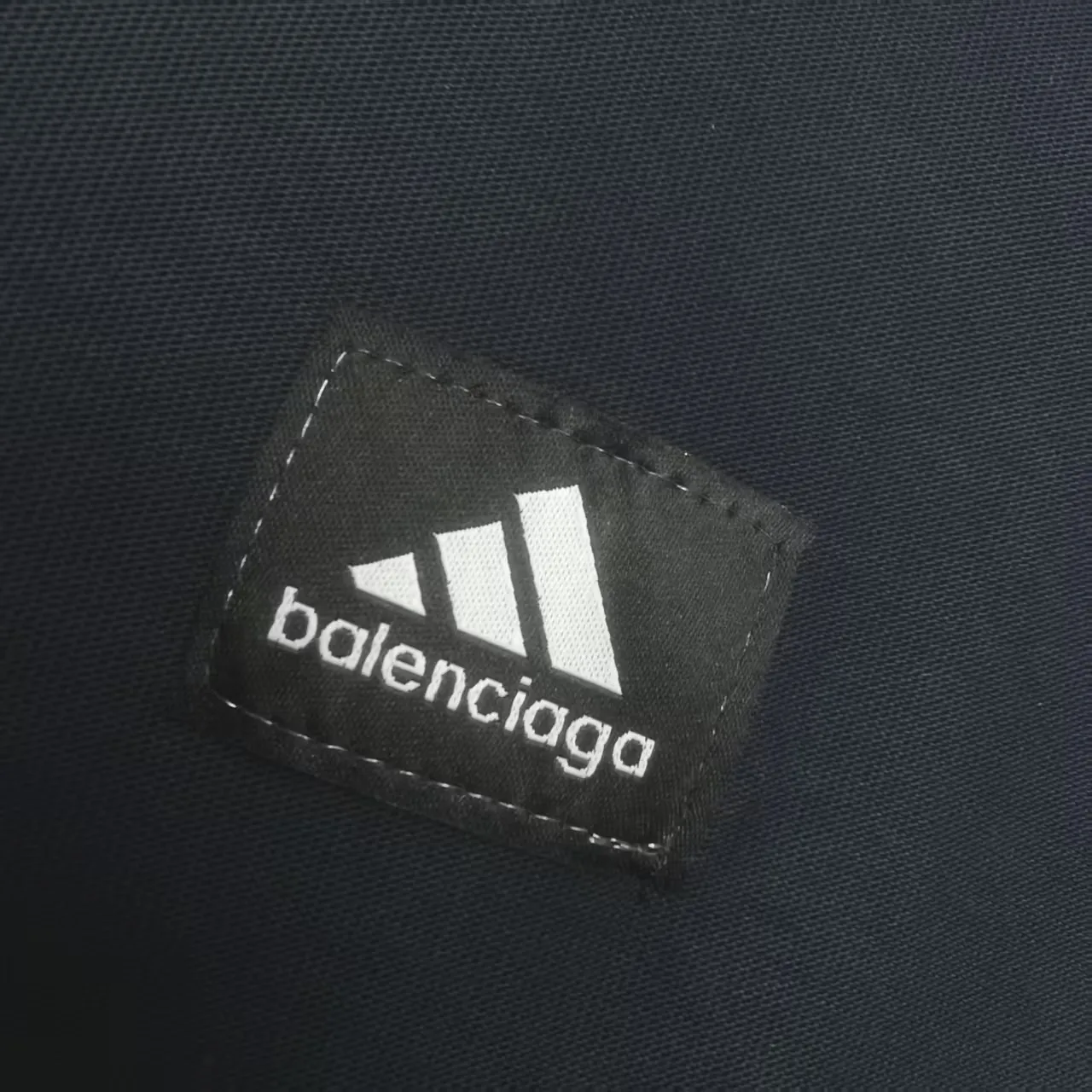 [New arrival] Top-quality and tested version BALENCIAGA/ADIDAS co-branded Adidas embroidered letters round neck short-sleeved T-shirt, a hot trend at the moment🔥Quality ceiling It seems to be a simple printing or embroidery, but it is not simple at all. 100% imported machine restoration, details, workmanship and fabrics are consistent with the original ones. Guaranteed no color difference with the counter. Feel free to compare ⚠️Note that the threaded necklines are all original collars of a certain Paris and a certain country. High wrapping degree The width of the neckline and cabinets are accurate to the millimeter. Thick necklines are not easily deformed. The collars of high-end goods are restored to cabinets. This distinguishes the large collars of ordinary garbage in the world. ⚠️Different styles of washed wheat main wheat, including imported wheat, have different colors and codes. Really restore the counter. As we all know, Balenciaga has different English or color on the collar labels of each season. It distinguishes the fast food products of the world's uniform main wheat washed wheat. ⚠️Pay attention to the workmanship. There are no folds in the stitching at the neckline, smooth and natural without overlapping lines. True restoration ⚠️The fabric is made of 280g Paris-specific double yarn. It is really incomparable with the ordinary version on the market. Correct printing details. Correct double yarn with high weight thread. Correct packaging details. All-round restoration of workmanship. All-round restoration of packaging. P:270 Color: Black White Green SIZE: XS-S-M-L