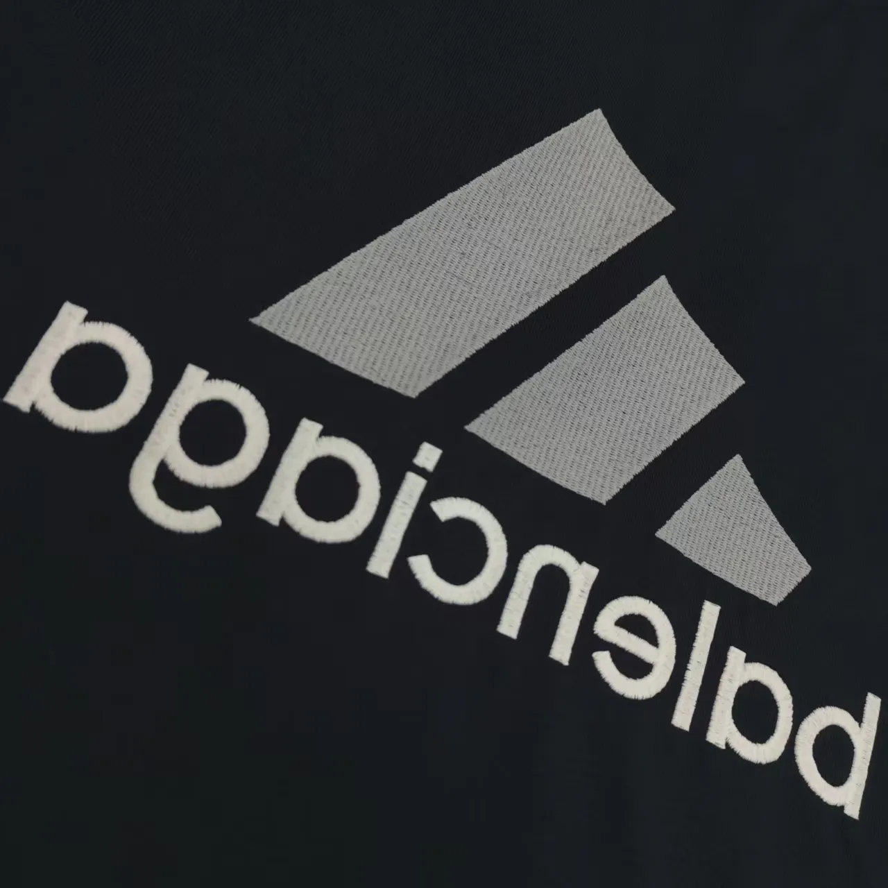 [New arrival] Top-quality and tested version BALENCIAGA/ADIDAS co-branded Adidas embroidered letters round neck short-sleeved T-shirt, a hot trend at the moment🔥Quality ceiling It seems to be a simple printing or embroidery, but it is not simple at all. 100% imported machine restoration, details, workmanship and fabrics are consistent with the original ones. Guaranteed no color difference with the counter. Feel free to compare ⚠️Note that the threaded necklines are all original collars of a certain Paris and a certain country. High wrapping degree The width of the neckline and cabinets are accurate to the millimeter. Thick necklines are not easily deformed. The collars of high-end goods are restored to cabinets. This distinguishes the large collars of ordinary garbage in the world. ⚠️Different styles of washed wheat main wheat, including imported wheat, have different colors and codes. Really restore the counter. As we all know, Balenciaga has different English or color on the collar labels of each season. It distinguishes the fast food products of the world's uniform main wheat washed wheat. ⚠️Pay attention to the workmanship. There are no folds in the stitching at the neckline, smooth and natural without overlapping lines. True restoration ⚠️The fabric is made of 280g Paris-specific double yarn. It is really incomparable with the ordinary version on the market. Correct printing details. Correct double yarn with high weight thread. Correct packaging details. All-round restoration of workmanship. All-round restoration of packaging. P:270 Color: Black White Green SIZE: XS-S-M-L