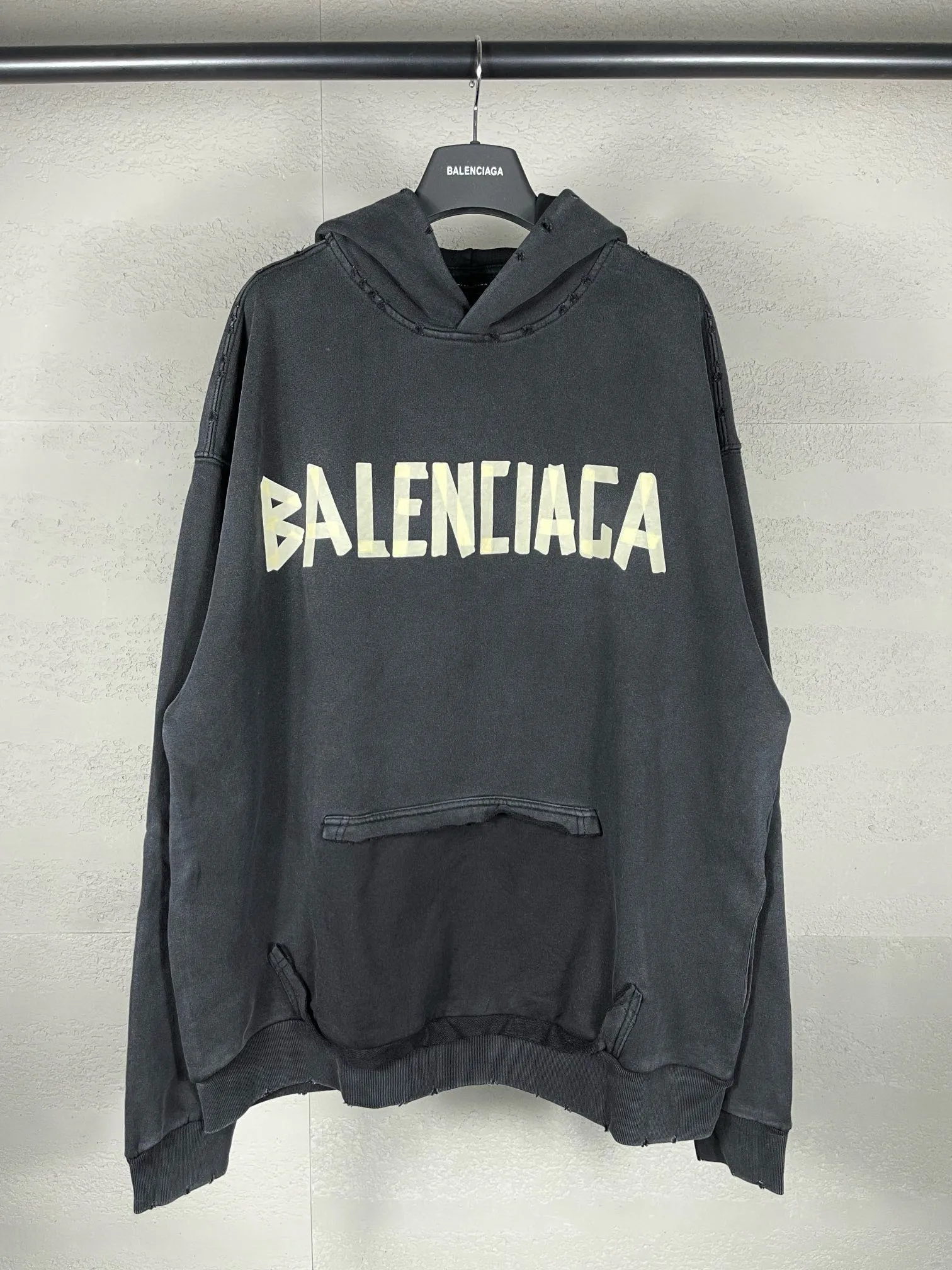 🅿️380 real photos [Top version. Official website quality] BALENCI*GA/Paris. 23ss latest classic hot model. Purchase the original board at the first time. Color. Printing. Washing. Production and authenticity. Wrong version in Jubie market. Welcome to compare. Tape direct printing. Ready-to-wear hooded sweatshirt washed and worn twice. The brick cabinet is synchronized. The fabric is made of Paris ZP custom-woven and dyed cotton sweatshirt. The weight is 450 grams. The cloth surface is clean. The cloth pattern is clear, soft and comfortable, and the threads are dyed with no color difference. The classic pattern adopts Kornit imported direct injection. The letters are clear and the effect is three-dimensional. Restored brick cabinet. The garments were washed and aged, and polished by many hands. Produced by ultra-heavy craftsmanship, special market currency. Note⚠️ZP fabric is made of fine-grained yarn. Pay attention to the big difference! Welcome to compare! The version adopts OS loose shoulder version. The same style for men and women. Code: BL238016 Color: dark gray blue, Paris blue, washed black, burgundy, fluorescent yellow, green, floral gray, sky blue, khaki Size: XS S M L