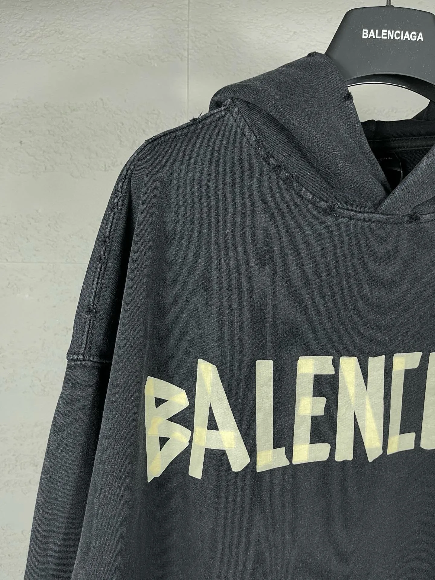 🅿️380 real photos [Top version. Official website quality] BALENCI*GA/Paris. 23ss latest classic hot model. Purchase the original board at the first time. Color. Printing. Washing. Production and authenticity. Wrong version in Jubie market. Welcome to compare. Tape direct printing. Ready-to-wear hooded sweatshirt washed and worn twice. The brick cabinet is synchronized. The fabric is made of Paris ZP custom-woven and dyed cotton sweatshirt. The weight is 450 grams. The cloth surface is clean. The cloth pattern is clear, soft and comfortable, and the threads are dyed with no color difference. The classic pattern adopts Kornit imported direct injection. The letters are clear and the effect is three-dimensional. Restored brick cabinet. The garments were washed and aged, and polished by many hands. Produced by ultra-heavy craftsmanship, special market currency. Note⚠️ZP fabric is made of fine-grained yarn. Pay attention to the big difference! Welcome to compare! The version adopts OS loose shoulder version. The same style for men and women. Code: BL238016 Color: dark gray blue, Paris blue, washed black, burgundy, fluorescent yellow, green, floral gray, sky blue, khaki Size: XS S M L