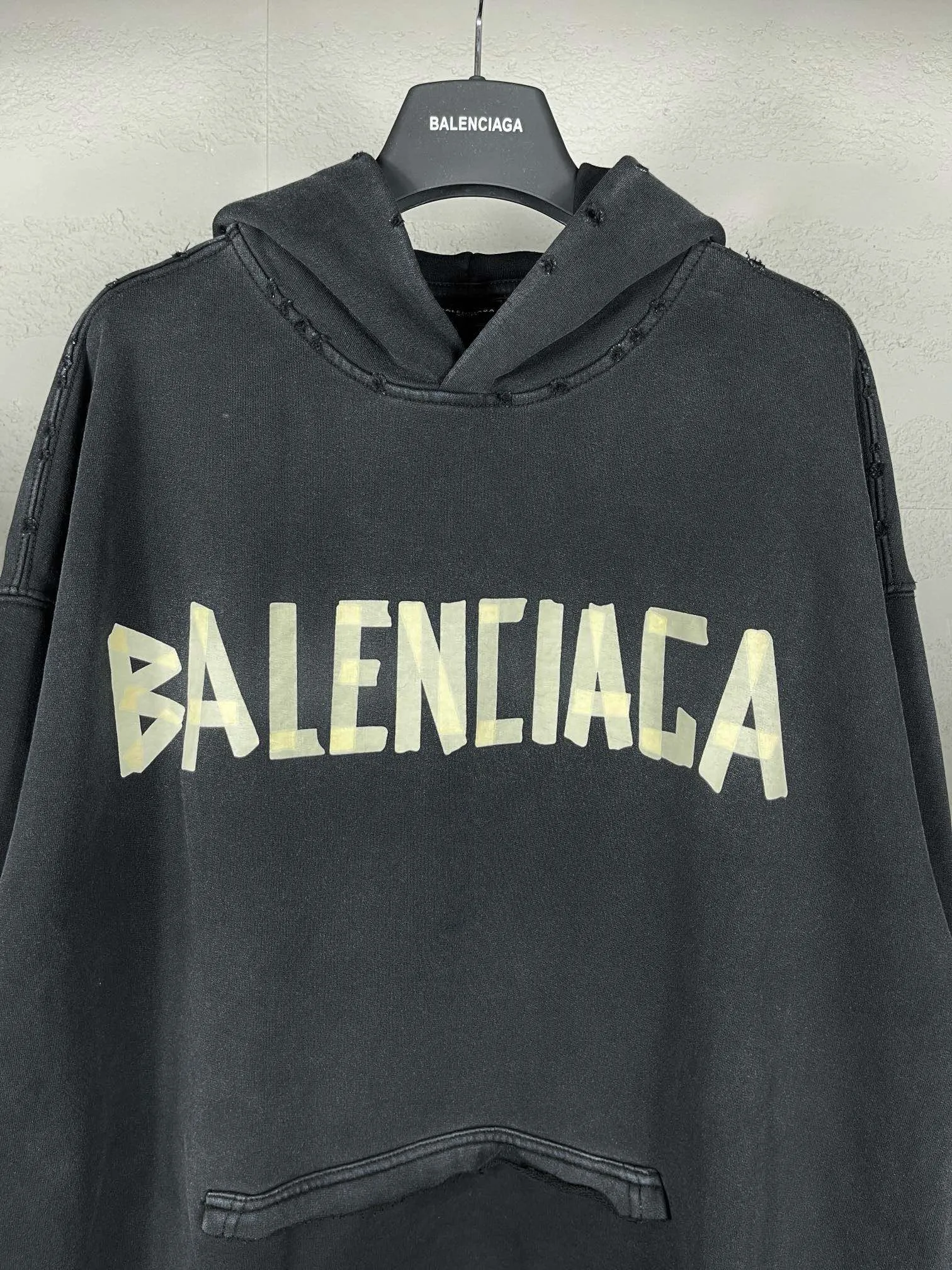🅿️380 real photos [Top version. Official website quality] BALENCI*GA/Paris. 23ss latest classic hot model. Purchase the original board at the first time. Color. Printing. Washing. Production and authenticity. Wrong version in Jubie market. Welcome to compare. Tape direct printing. Ready-to-wear hooded sweatshirt washed and worn twice. The brick cabinet is synchronized. The fabric is made of Paris ZP custom-woven and dyed cotton sweatshirt. The weight is 450 grams. The cloth surface is clean. The cloth pattern is clear, soft and comfortable, and the threads are dyed with no color difference. The classic pattern adopts Kornit imported direct injection. The letters are clear and the effect is three-dimensional. Restored brick cabinet. The garments were washed and aged, and polished by many hands. Produced by ultra-heavy craftsmanship, special market currency. Note⚠️ZP fabric is made of fine-grained yarn. Pay attention to the big difference! Welcome to compare! The version adopts OS loose shoulder version. The same style for men and women. Code: BL238016 Color: dark gray blue, Paris blue, washed black, burgundy, fluorescent yellow, green, floral gray, sky blue, khaki Size: XS S M L