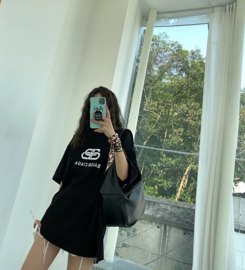 ♻️💯Reference model picture for the upper body❤Top tested version Balenciaga 21ss new lock buckle Unisex short-sleeved loose pure cotton BALENCIAGA short-sleeved T-shirt for couples Super classic style with good-looking colors Oversize version 260g Double yarn cotton top fabric [Little Red Book popular style | Highly recommended by ins style bloggers] Original model opening 1:1, all other colors are custom-woven and dyed (although everyone says so, but I guarantee it, and the threads are also dyed in the same vat) and there is no error with ZP.  Positioned cutting, high-quality wiring, original 1x1 thickened thread on the neckline, imported glue printing, black and gray colors are all silver, lock printing, repeated washing, not easy to crack! ! ! A full set of genuine one-to-one accessories, bag code marked. The numbers are all correct and identical.  Color: White Black Floral Gray Haze Blue Washed Black Size: XS-L P:240