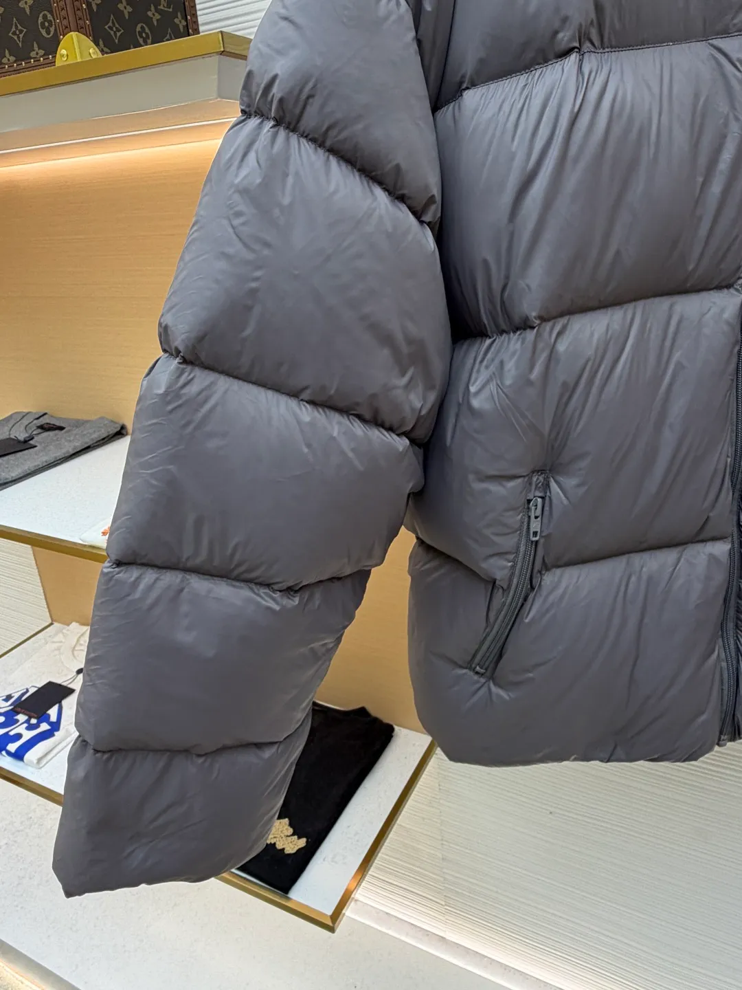Balenciaga single-loop embroidery down jacket ●Original version: Purchased and developed by 12336 ●Item number: 1681876-D15 ●Fabric: white duck down fabric ●Technology: mechanical down filling ●Color: gray ●Version: loose version ●Weight: about 750 grams ●Size: S-M-L-XL ●Description: Custom-developed high-count and high-density woven fabric is the cornerstone of its high-end texture. High count means that the yarns are extremely fine, resulting in a finely textured and silky-touch surface; high density gives the fabric excellent stiffness, abrasion resistance and wind resistance. It avoids the rough feeling of ordinary cotton canvas and presents a low-key and precise micro-gloss, which provides a perfect and stable foundation for subsequent embroidery and hemming processes. The filling process needs to ensure that the cotton body is evenly distributed within the quilting grid without holes or agglomerations, which requires extremely high filling accuracy. The hemming is like the steel frame of a building, which strengthens the overall silhouette of the vest and makes the lines sharper and clearer, reflecting the brand's meticulous attitude towards tailoring. Dense embroidery on this thin and dense fabric can easily cause the fabric to shrink and deform. The brand will use special water-soluble lining or hot-melt lining on the bottom layer of embroidery. These linings will disappear after the embroidery is completed, ensuring that the pattern is smooth and crisp without destroying the flexibility of the fabric itself. This is the ultimate test of the combination of handicrafts and technology. The overall wiring is straight and delicate, the fabric is comfortable and soft, and the color is consistent without color difference. It can be matched with the same style to create a fashionable look and control various occasions. Customized accessories, complete with three standards, same style for men and women!