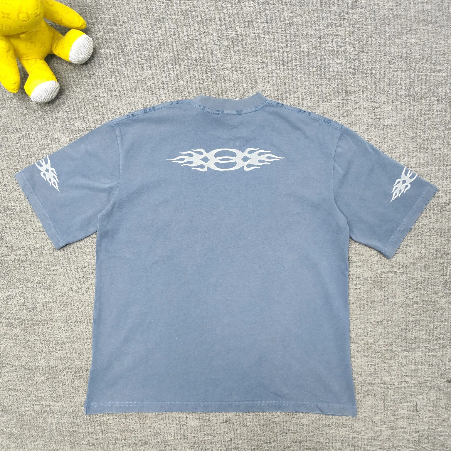 Top version BALENCIAGA/Balenciaga 2024 SS latest flame direct-injection printed washed distressed short-sleeved T-shirt ✅No.1 quality in this market Real ceiling quality✅All original development pay attention to detail pictures to avoid stolen pictures merchants mix and distribute ✅Correct 260g custom-woven and dyed double-yarn pure cotton fabric, frayed holes ZP consistent ✅Correct imported material printing Conley machine direct-injection process No touch, clear three-dimensional, firm and non-shedding✅No color difference in custom-dyed threads, no fading No deformation, overweight craftsmanship, consistent with the original version, different from the market currency. Here is an explanation of why mine is a little more expensive than others, 1. It seems to be a simple printing or embroidery, but it is not simple at all. 10000% imported machine restoration, not just lip service. You are welcome to compare with peers. 2. Each model is produced by the company, and the details of the workmanship and fabrics are consistent with the original ones. There is no color difference between the ones at the counters. Guaranteed no color difference. Re-engraving is not scary. Whoever is fake is embarrassed. It’s not shameful to make a replica, it’s shameful if you can’t buy the correct version if you make a replica. 3. Note that the threaded collars are all original collars of certain countries and regions, with high wrapping. The width of the neckline and cabinets are accurate to the millimeter. Thick necklines are not easy to deform. The collars of high-end products are all restored cabinets. They are different from the big collars in the world. Ordinary garbage short-sleeves are printed with a print. The clavicle of the upper body is exposed. Please be patient. Customers who have bought genuine products or have seen genuine products will come back to place orders again. This is quality. This is quality. 4. Different styles of washed wheat main wheat, including imported wheat, have different colors and codes. Really restore the counter. As we all know, Balenciaga has different English or different colors on the collar labels of each quarter. This distinguishes the fast food products with the same common main wheat washed wheat. 5. Pay attention to the workmanship. The stitching at the neckline has no folds, smooth and natural without overlapping lines, and truly restores this. This is something that many people cannot do. 6. The fabric is made of 260g Paris-specific double yarn. No one can make better fabrics than my family. There's really no way to compare it with the ordinary version on the market. Respect it. It's genuine and costs thousands of dollars. Don't buy street stalls. Quality 7. The workmanship is fully restored. The packaging is fully restored. The cost is huge. 8. I guarantee here that this is the highest quality you can find. Color: Yellow Blue Black Size: XS-S-M-L P:260
