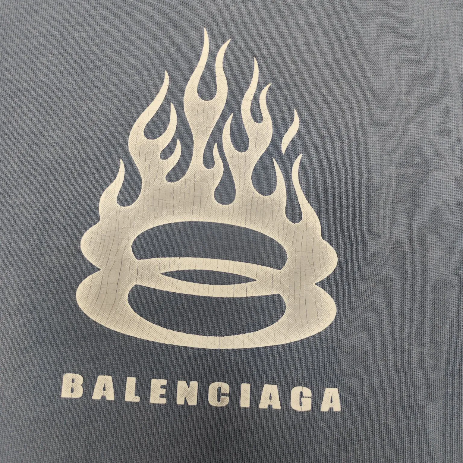 Top version BALENCIAGA/Balenciaga 2024 SS latest flame direct-injection printed washed distressed short-sleeved T-shirt ✅No.1 quality in this market Real ceiling quality✅All original development pay attention to detail pictures to avoid stolen pictures merchants mix and distribute ✅Correct 260g custom-woven and dyed double-yarn pure cotton fabric, frayed holes ZP consistent ✅Correct imported material printing Conley machine direct-injection process No touch, clear three-dimensional, firm and non-shedding✅No color difference in custom-dyed threads, no fading No deformation, overweight craftsmanship, consistent with the original version, different from the market currency. Here is an explanation of why mine is a little more expensive than others, 1. It seems to be a simple printing or embroidery, but it is not simple at all. 10000% imported machine restoration, not just lip service. You are welcome to compare with peers. 2. Each model is produced by the company, and the details of the workmanship and fabrics are consistent with the original ones. There is no color difference between the ones at the counters. Guaranteed no color difference. Re-engraving is not scary. Whoever is fake is embarrassed. It’s not shameful to make a replica, it’s shameful if you can’t buy the correct version if you make a replica. 3. Note that the threaded collars are all original collars of certain countries and regions, with high wrapping. The width of the neckline and cabinets are accurate to the millimeter. Thick necklines are not easy to deform. The collars of high-end products are all restored cabinets. They are different from the big collars in the world. Ordinary garbage short-sleeves are printed with a print. The clavicle of the upper body is exposed. Please be patient. Customers who have bought genuine products or have seen genuine products will come back to place orders again. This is quality. This is quality. 4. Different styles of washed wheat main wheat, including imported wheat, have different colors and codes. Really restore the counter. As we all know, Balenciaga has different English or different colors on the collar labels of each quarter. This distinguishes the fast food products with the same common main wheat washed wheat. 5. Pay attention to the workmanship. The stitching at the neckline has no folds, smooth and natural without overlapping lines, and truly restores this. This is something that many people cannot do. 6. The fabric is made of 260g Paris-specific double yarn. No one can make better fabrics than my family. There's really no way to compare it with the ordinary version on the market. Respect it. It's genuine and costs thousands of dollars. Don't buy street stalls. Quality 7. The workmanship is fully restored. The packaging is fully restored. The cost is huge. 8. I guarantee here that this is the highest quality you can find. Color: Yellow Blue Black Size: XS-S-M-L P:260