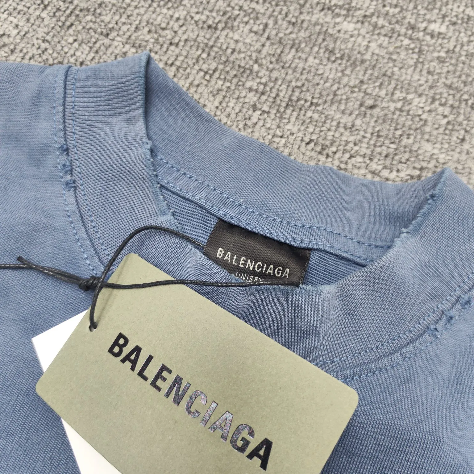 Top version BALENCIAGA/Balenciaga 2024 SS latest flame direct-injection printed washed distressed short-sleeved T-shirt ✅No.1 quality in this market Real ceiling quality✅All original development pay attention to detail pictures to avoid stolen pictures merchants mix and distribute ✅Correct 260g custom-woven and dyed double-yarn pure cotton fabric, frayed holes ZP consistent ✅Correct imported material printing Conley machine direct-injection process No touch, clear three-dimensional, firm and non-shedding✅No color difference in custom-dyed threads, no fading No deformation, overweight craftsmanship, consistent with the original version, different from the market currency. Here is an explanation of why mine is a little more expensive than others, 1. It seems to be a simple printing or embroidery, but it is not simple at all. 10000% imported machine restoration, not just lip service. You are welcome to compare with peers. 2. Each model is produced by the company, and the details of the workmanship and fabrics are consistent with the original ones. There is no color difference between the ones at the counters. Guaranteed no color difference. Re-engraving is not scary. Whoever is fake is embarrassed. It’s not shameful to make a replica, it’s shameful if you can’t buy the correct version if you make a replica. 3. Note that the threaded collars are all original collars of certain countries and regions, with high wrapping. The width of the neckline and cabinets are accurate to the millimeter. Thick necklines are not easy to deform. The collars of high-end products are all restored cabinets. They are different from the big collars in the world. Ordinary garbage short-sleeves are printed with a print. The clavicle of the upper body is exposed. Please be patient. Customers who have bought genuine products or have seen genuine products will come back to place orders again. This is quality. This is quality. 4. Different styles of washed wheat main wheat, including imported wheat, have different colors and codes. Really restore the counter. As we all know, Balenciaga has different English or different colors on the collar labels of each quarter. This distinguishes the fast food products with the same common main wheat washed wheat. 5. Pay attention to the workmanship. The stitching at the neckline has no folds, smooth and natural without overlapping lines, and truly restores this. This is something that many people cannot do. 6. The fabric is made of 260g Paris-specific double yarn. No one can make better fabrics than my family. There's really no way to compare it with the ordinary version on the market. Respect it. It's genuine and costs thousands of dollars. Don't buy street stalls. Quality 7. The workmanship is fully restored. The packaging is fully restored. The cost is huge. 8. I guarantee here that this is the highest quality you can find. Color: Yellow Blue Black Size: XS-S-M-L P:260