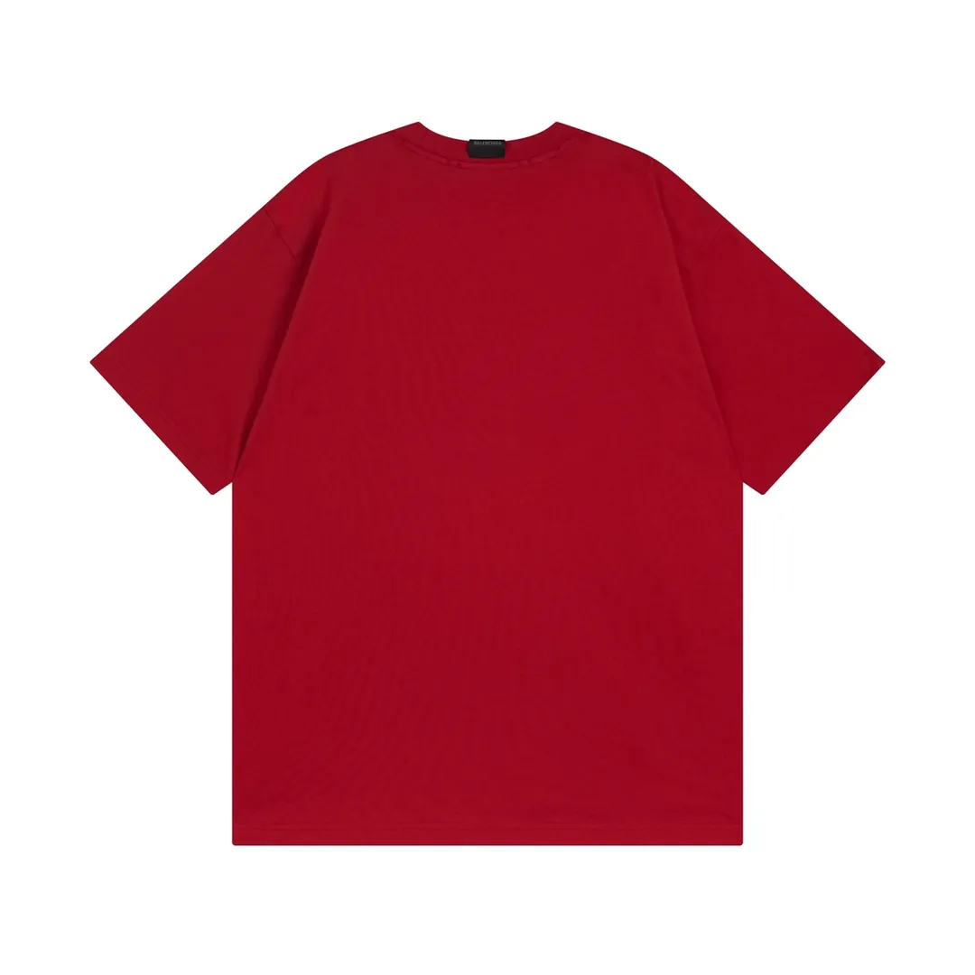 🅿️174 Detailed pictures [Top version. Official website quality] BALENCI*GA/Paris. 2024 new style. KISSLOGO destruction art printed short-sleeved T-shirt, ready-to-wear worn. Brick cabinet synchronization. Genuine product development at the first time, please pay attention‼ Sewn logo on the back collar. Happy printing comparison! The fabric is made of Paris ZP custom-woven and dyed cotton double yarn. .Weighing 260 grams, the cloth surface is clean. The cloth pattern is clear, soft and comfortable. The threads are dyed with no color difference. The classic use of environmentally friendly imported materials tortoise crack printing, LOGO phantom effect, clear letters and three-dimensional effect. Restored brick cabinet. Ready-made clothes are washed and distressed, different market currency, welcome to compare, the version adopts OS loose shoulder version. Same style for men and women Coding: BL223327 Color: Red Size: XS to L