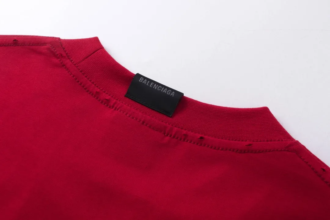 🅿️174 Detailed pictures [Top version. Official website quality] BALENCI*GA/Paris. 2024 new style. KISSLOGO destruction art printed short-sleeved T-shirt, ready-to-wear worn. Brick cabinet synchronization. Genuine product development at the first time, please pay attention‼ Sewn logo on the back collar. Happy printing comparison! The fabric is made of Paris ZP custom-woven and dyed cotton double yarn. .Weighing 260 grams, the cloth surface is clean. The cloth pattern is clear, soft and comfortable. The threads are dyed with no color difference. The classic use of environmentally friendly imported materials tortoise crack printing, LOGO phantom effect, clear letters and three-dimensional effect. Restored brick cabinet. Ready-made clothes are washed and distressed, different market currency, welcome to compare, the version adopts OS loose shoulder version. Same style for men and women Coding: BL223327 Color: Red Size: XS to L