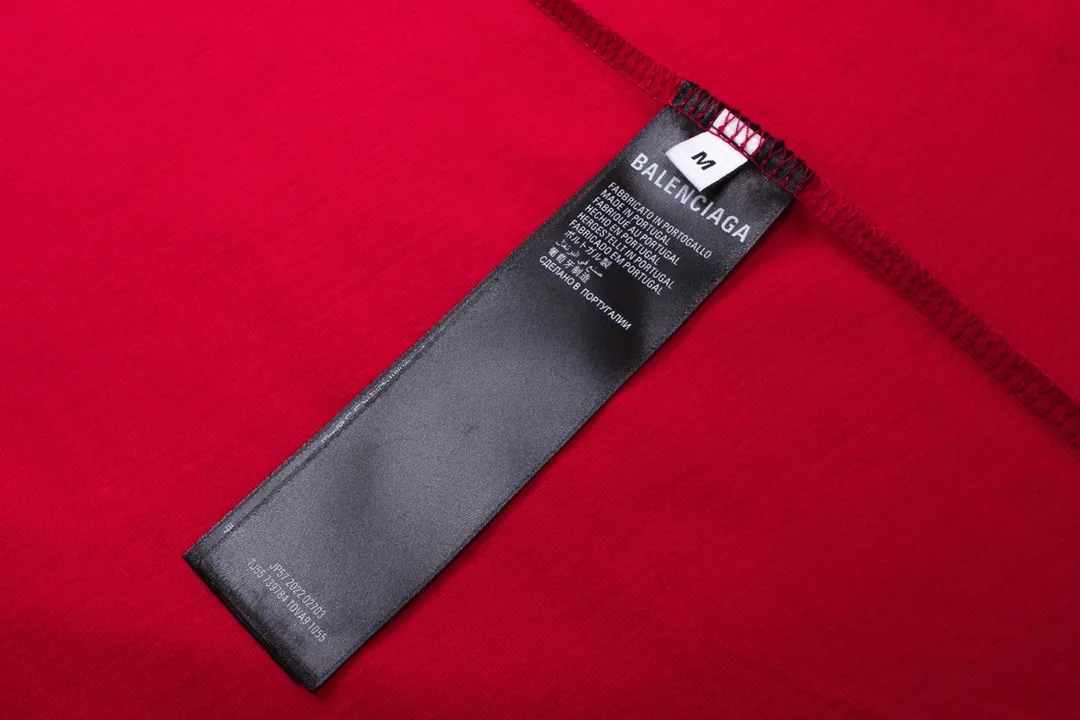 🅿️174 Detailed pictures [Top version. Official website quality] BALENCI*GA/Paris. 2024 new style. KISSLOGO destruction art printed short-sleeved T-shirt, ready-to-wear worn. Brick cabinet synchronization. Genuine product development at the first time, please pay attention‼ Sewn logo on the back collar. Happy printing comparison! The fabric is made of Paris ZP custom-woven and dyed cotton double yarn. .Weighing 260 grams, the cloth surface is clean. The cloth pattern is clear, soft and comfortable. The threads are dyed with no color difference. The classic use of environmentally friendly imported materials tortoise crack printing, LOGO phantom effect, clear letters and three-dimensional effect. Restored brick cabinet. Ready-made clothes are washed and distressed, different market currency, welcome to compare, the version adopts OS loose shoulder version. Same style for men and women Coding: BL223327 Color: Red Size: XS to L