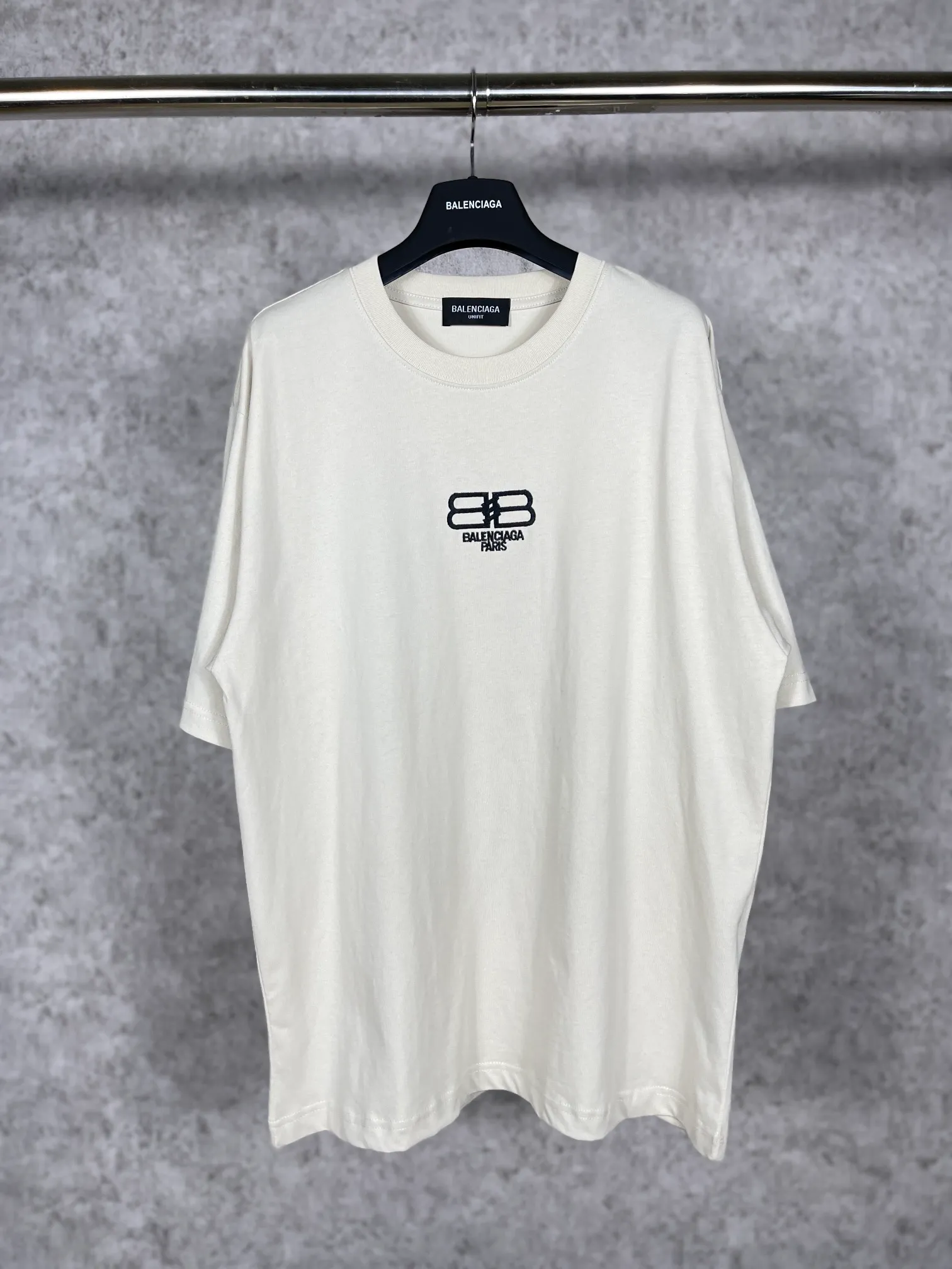 🅿️166 Actual pictures [Top version. Official website quality] BALENCI*GA/Paris.BB embroidered short-sleeved T-shirt. Brick cabinet synchronization. The fabric is made of Paris ZP custom-woven and dyed 100% cotton double yarn compact cotton. The weight is 260 grams, the cloth surface is clean. The cloth pattern is clear, soft and comfortable, and the thread is dyed with no color difference. The classic patterns are embroidered using imported embroidery machines. The effect is three-dimensional. Restore the brick cabinet. Different market currencies. Welcome to compare. The version adopts the OS loose shoulder version. The same style for men and women. Code: BL223031 Color: Mi Xing. Pink Size: XS to L