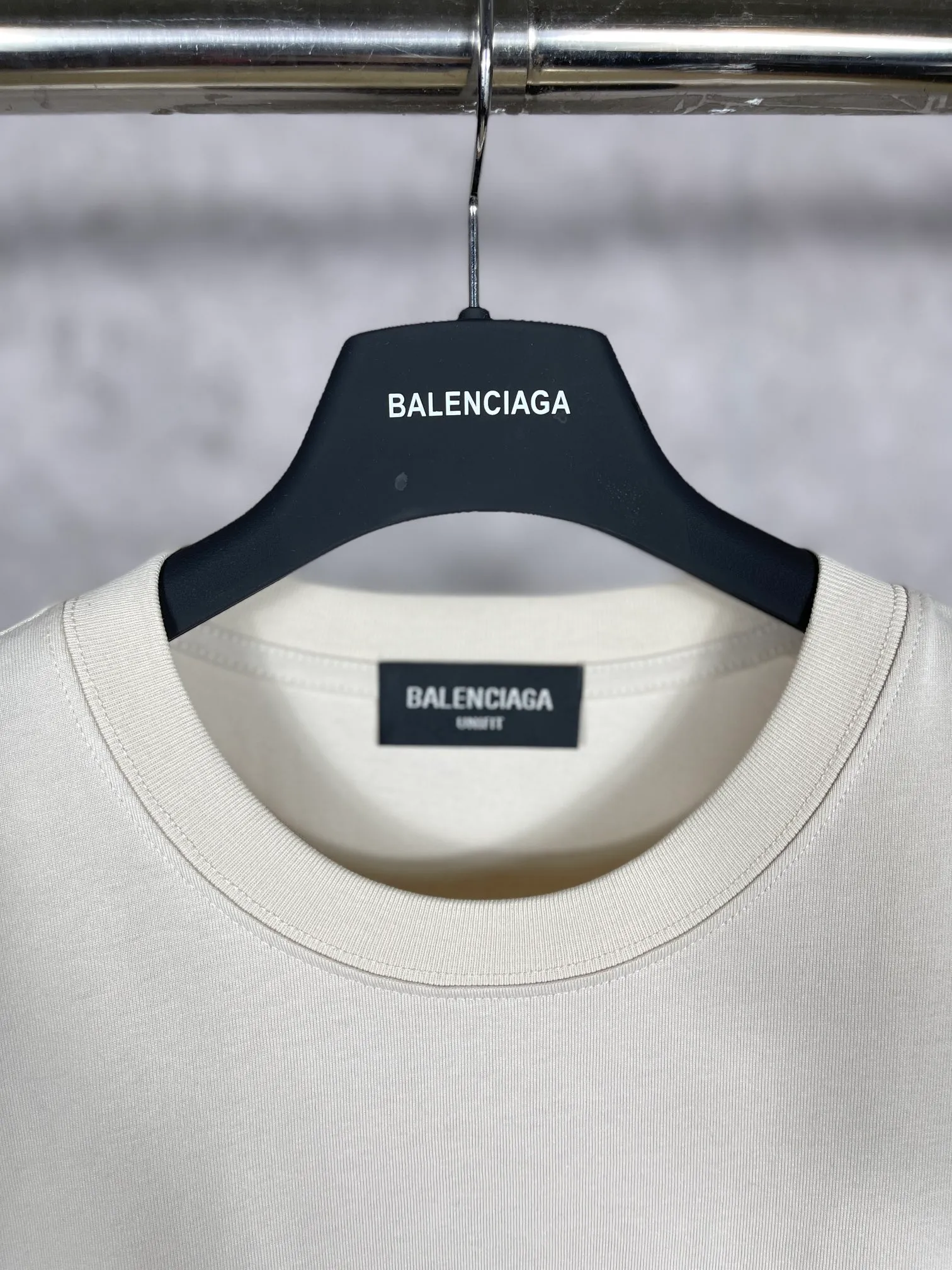 🅿️166 Actual pictures [Top version. Official website quality] BALENCI*GA/Paris.BB embroidered short-sleeved T-shirt. Brick cabinet synchronization. The fabric is made of Paris ZP custom-woven and dyed 100% cotton double yarn compact cotton. The weight is 260 grams, the cloth surface is clean. The cloth pattern is clear, soft and comfortable, and the thread is dyed with no color difference. The classic patterns are embroidered using imported embroidery machines. The effect is three-dimensional. Restore the brick cabinet. Different market currencies. Welcome to compare. The version adopts the OS loose shoulder version. The same style for men and women. Code: BL223031 Color: Mi Xing. Pink Size: XS to L