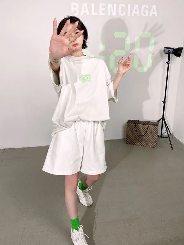 ♻️💯Upper body reference model picture❤️The top version of BALENCIAGA Balenciaga 520 limited edition fluorescent green luminous effect printed loose cotton shorts for male and female couples. After the personal use of 520 short sleeves came out, in response to the response of many friends, the team held a meeting and decided to launch matching shorts. I was planning to do it before, mainly because of the phosphor issue. Because there is 30% fluorescent powder mixed into the printing glue, the manufacturer we cooperate with is out of stock, and we cannot ensure whether other domestically produced fluorescent powders contain chemical toxic and harmful substances, so we have not done it yet. Our fluorescent powder is 3A certified and absolutely environmentally friendly. And the fluorescent effect is very nice. The fabric is made of 380g fish scale terry cotton fabric, which is sweat-absorbent, breathable and has a full drape. A full set of customized accessories, one-to-one synchronization with the original version! Size: XS-L Color: Black and White P:310