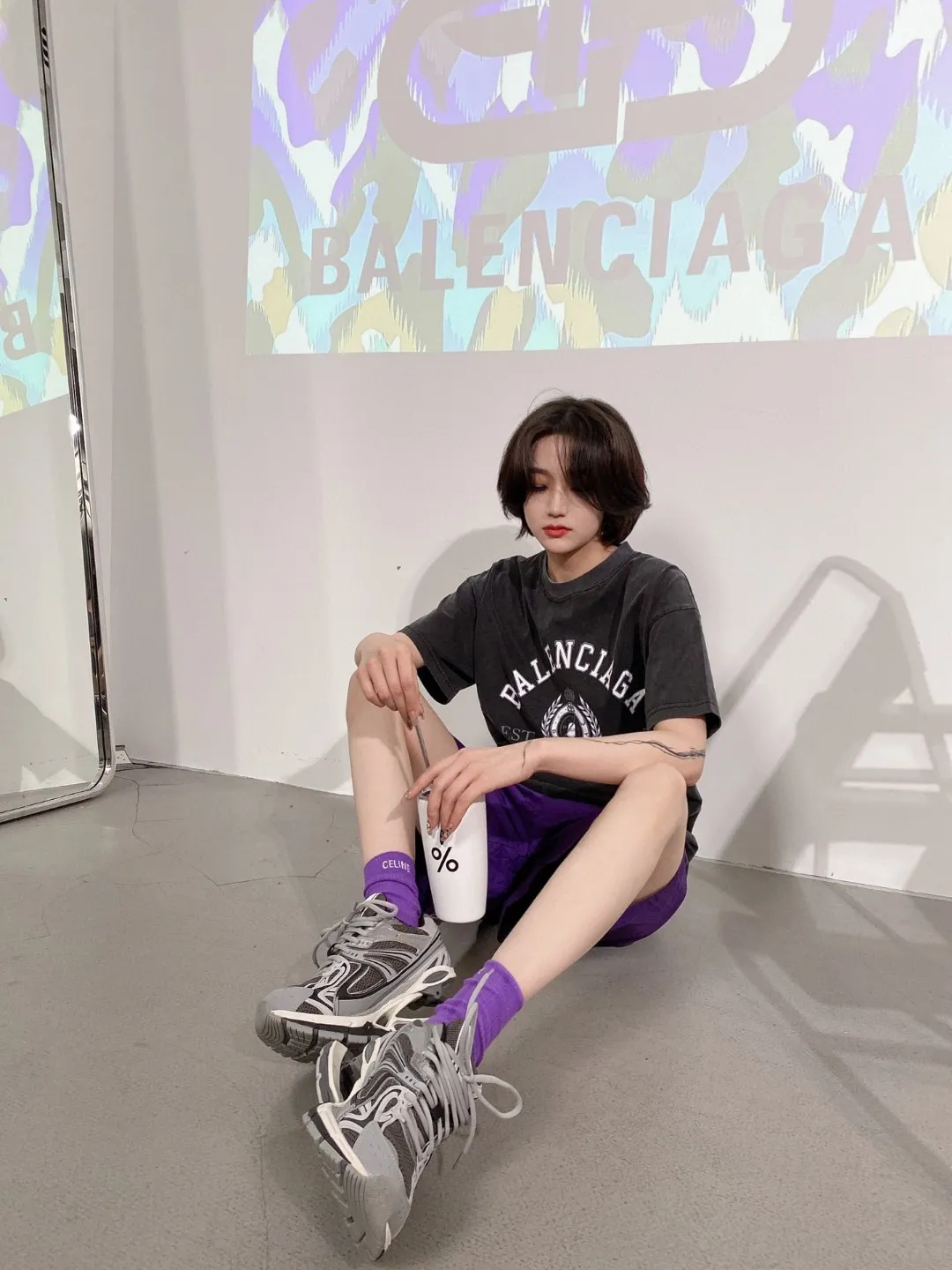 ♻️💯Upper body reference model picture❤️New top-notch proven version BALENCIAGA Paris designer 2022 spring and summer style Crown Wheat 1917 letter cracked printed short shaft T-shirt for men and women, same style, huge cost single product. In terms of fabric alone, 26S 280g double-ply double-yarn plain cotton fabric, plus the fabric needs to be pre-shrunk in advance and then fried and aged, is enough to drink a pot! The printing uses Kornit digital direct injection cracking process. Because it is glued, there is no need to worry about the printing falling off if it bursts. A full set of customized accessories, synchronized at the counter, and consistent coding. Color: Washed Black White Size: XS-L P:280