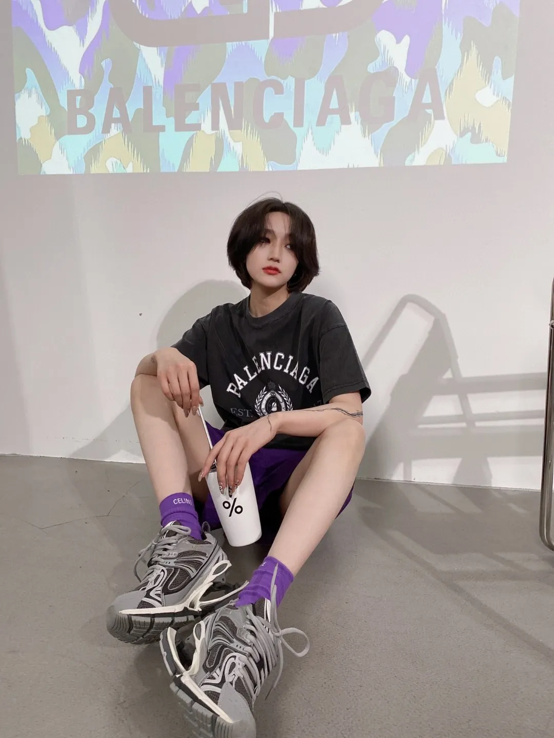 ♻️💯Upper body reference model picture❤️New top-notch proven version BALENCIAGA Paris designer 2022 spring and summer style Crown Wheat 1917 letter cracked printed short shaft T-shirt for men and women, same style, huge cost single product. In terms of fabric alone, 26S 280g double-ply double-yarn plain cotton fabric, plus the fabric needs to be pre-shrunk in advance and then fried and aged, is enough to drink a pot! The printing uses Kornit digital direct injection cracking process. Because it is glued, there is no need to worry about the printing falling off if it bursts. A full set of customized accessories, synchronized at the counter, and consistent coding. Color: Washed Black White Size: XS-L P:280