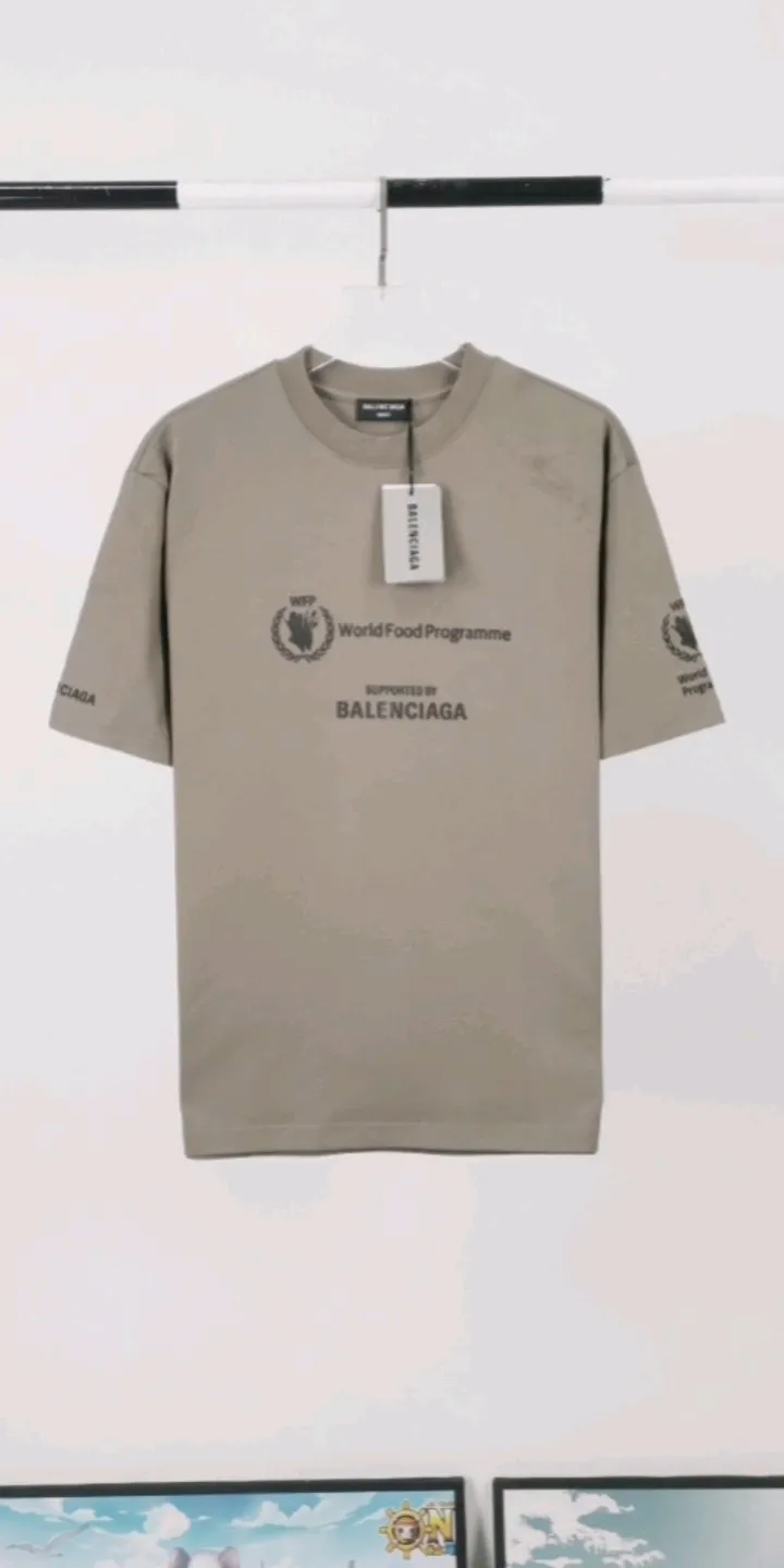 Real shot of the video - the top version of Balenciaga 22SS new WFP World Food Agency male and female couple stars' same style short-sleeved T-shirt. The fabric is made of 32S 280g double yarn pure cotton fabric. It does not pill and feels very good. It has been printed and dressed up dozens of times in order to achieve a 1:1 effect. All imported slurries are used. Proportional foaming powder is added to the slurry to foam at high temperatures. The printing convex effect is very good, and the powder does not fall off and does not break. Washable and environmentally friendly printing on the front and back panels. The entire printing process takes a long time. The hem and cuffs are all customized threads. There is no error in dyeing in the same vat. The workmanship is perfect. The accessories are all customized. This year's hot trend in the market. Many Internet celebrity tops. Very trendy. Same style for men and women. OverSzie version. Color: black, white, dark khaki, fluorescent green. Size: XS-L P:270