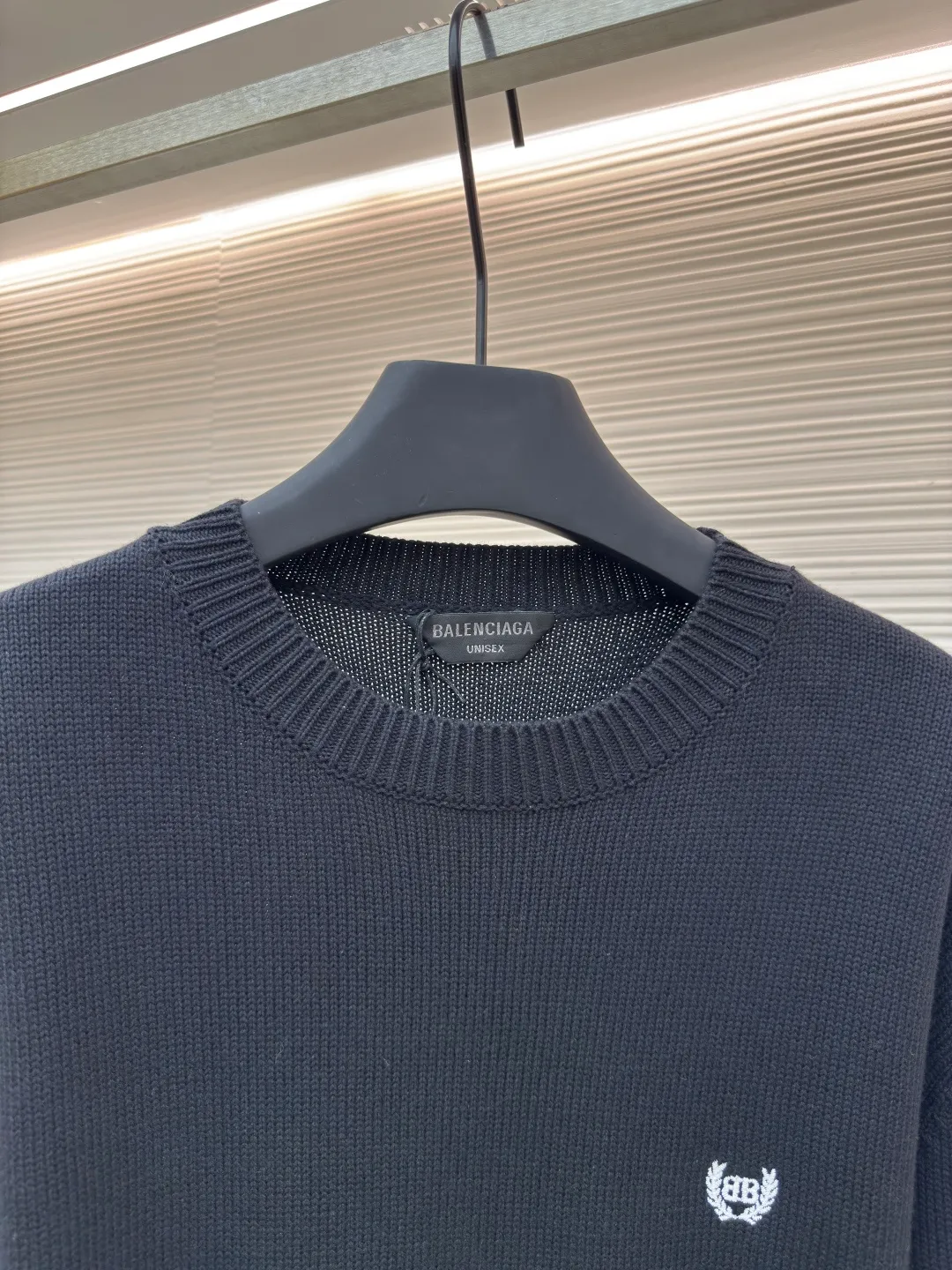 Balenciaga wheat ear embroidery mud print sweater ●Item number: 1680598-A65 ●Material: pure cotton fabric ●Technology: mud print knitting ●Version: loose fit ●Weight: about 530 grams ●Size: S-M-L-XL ●Description: Made of 90% cotton with 10% wool. The upper body of this fabric has a more three-dimensional shape, and 10% wool can make the upper body more comfortable. The embroidery uses 3'D three-dimensional embroidery, and the chest is embellished with the wheat double B logo. The back panel uses mud printing technology, which uses mixed colors to produce mud-colored printing. I worked on the board back and forth for more than a month and tried the board more than 10 times before the reproduction was perfectly restored. One that is very heavily reworked and close to the original. The overall wiring is straight and delicate, the fabric is comfortable and soft, and the color is consistent without color difference. It can be matched with the same style to create a fashionable look and control various occasions. Customized accessories, complete with three standards, same style for men and women!